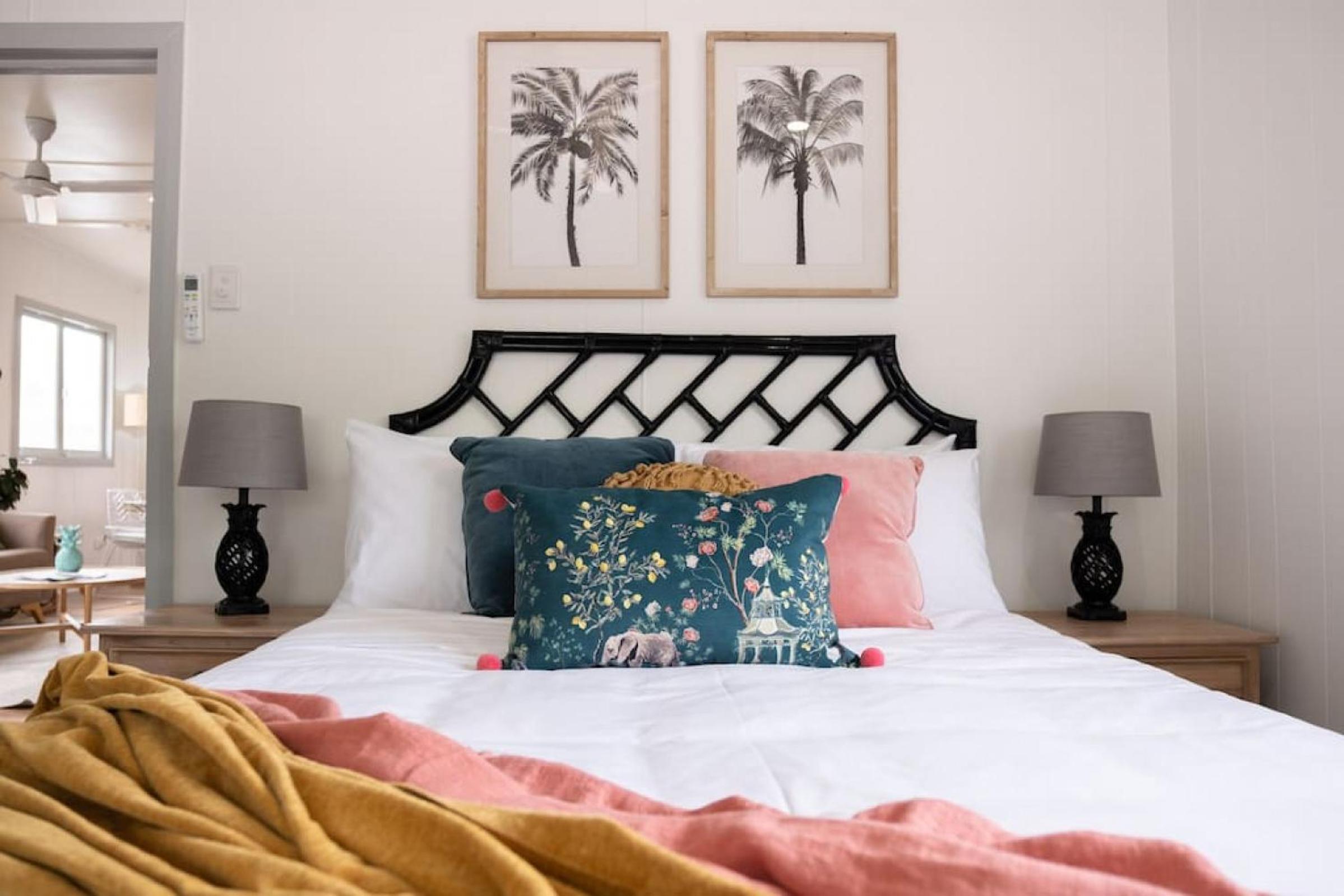 Tropicana Bungalow - Retro Getaway