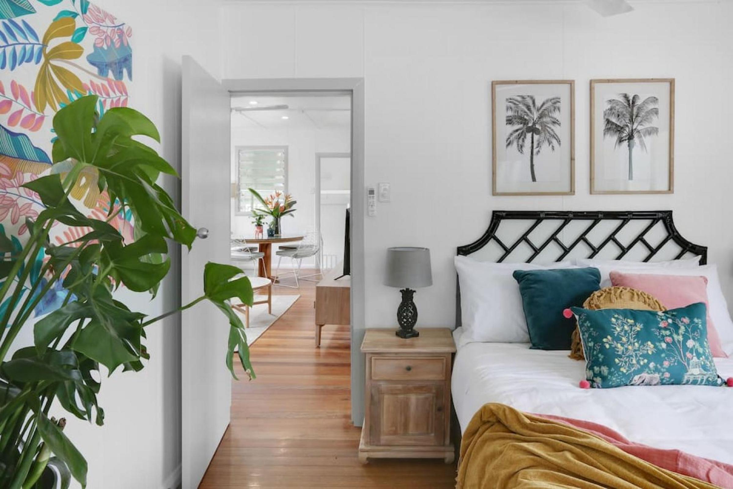 Tropicana Bungalow - Retro Getaway