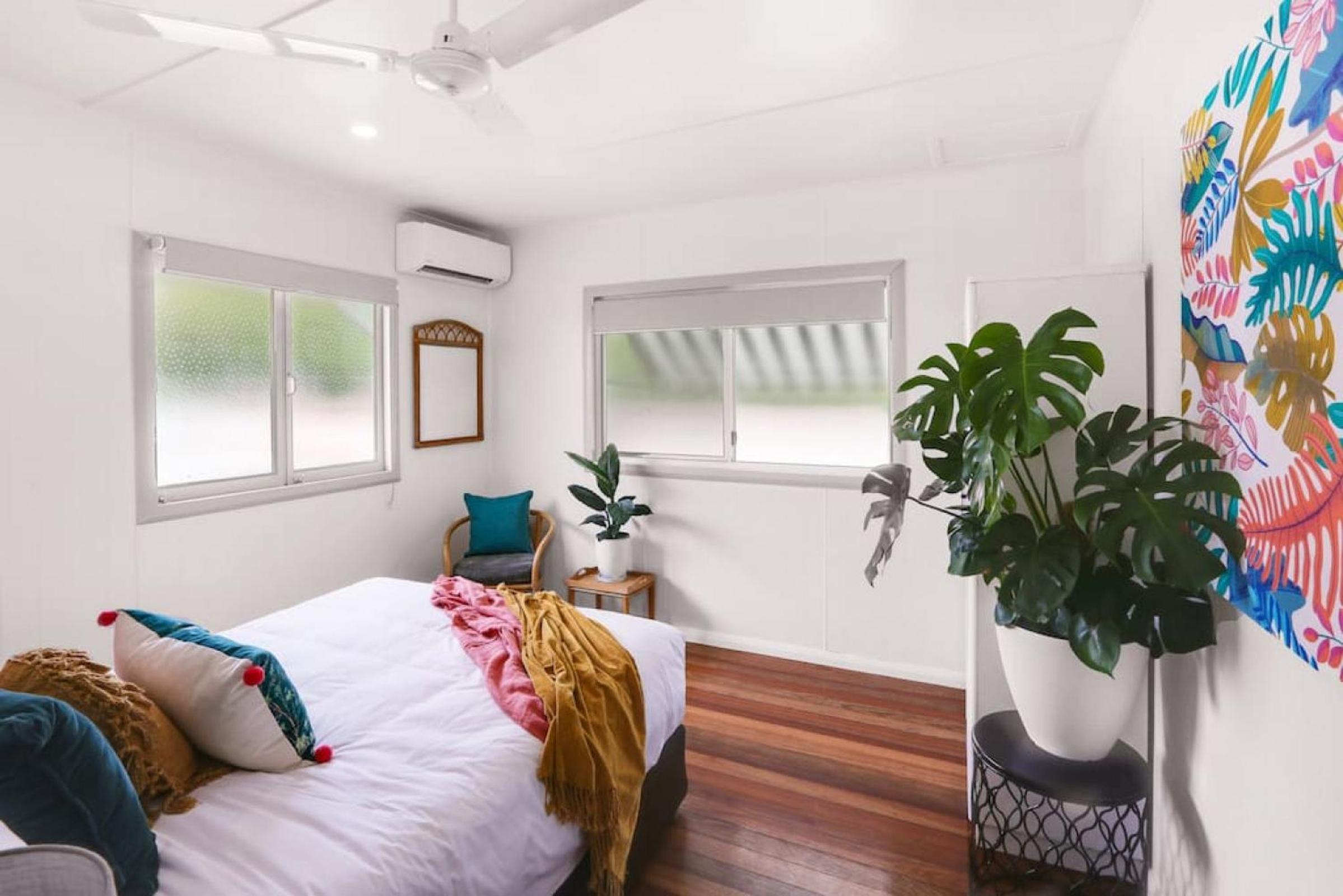 Tropicana Bungalow - Retro Getaway