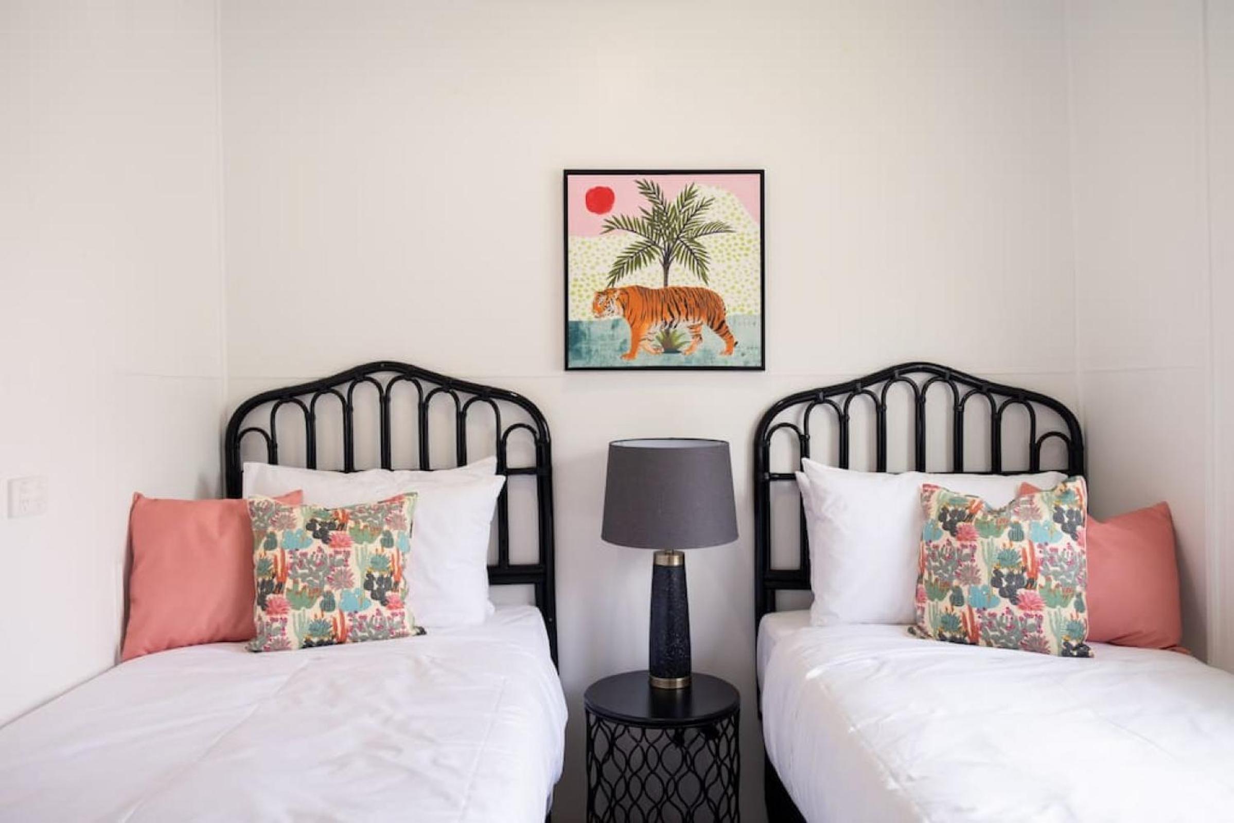 Tropicana Bungalow - Retro Getaway