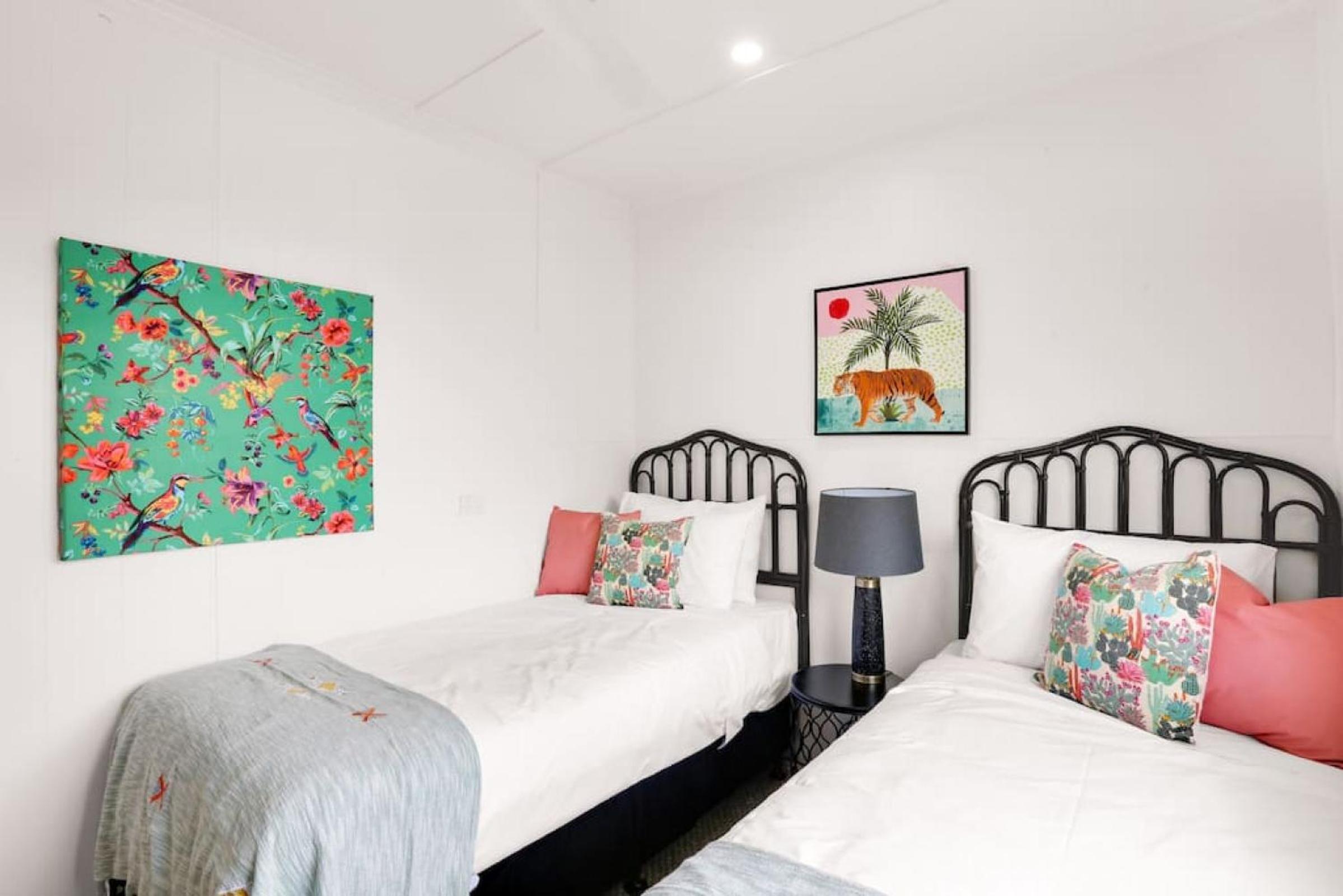 Tropicana Bungalow - Retro Getaway