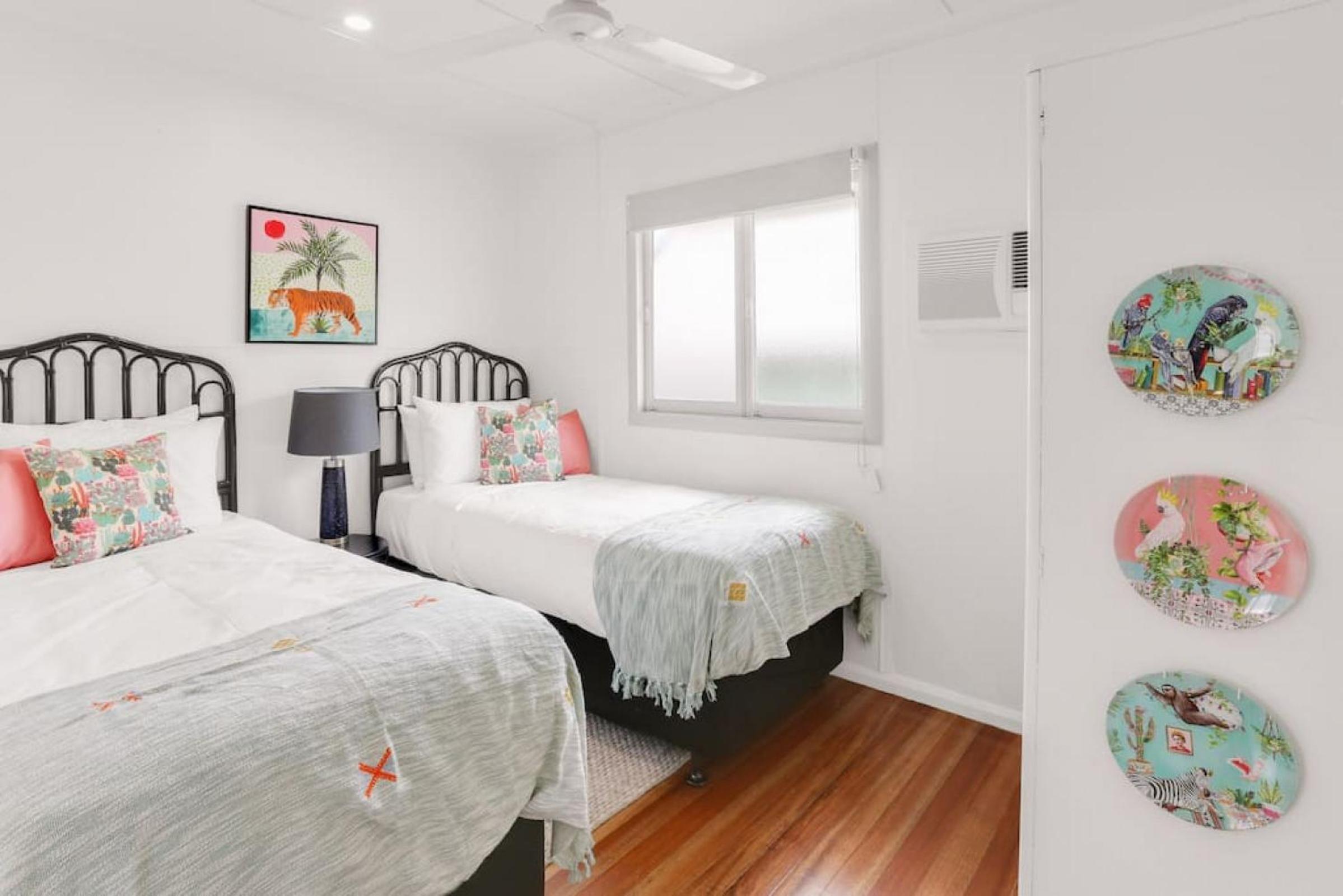 Tropicana Bungalow - Retro Getaway