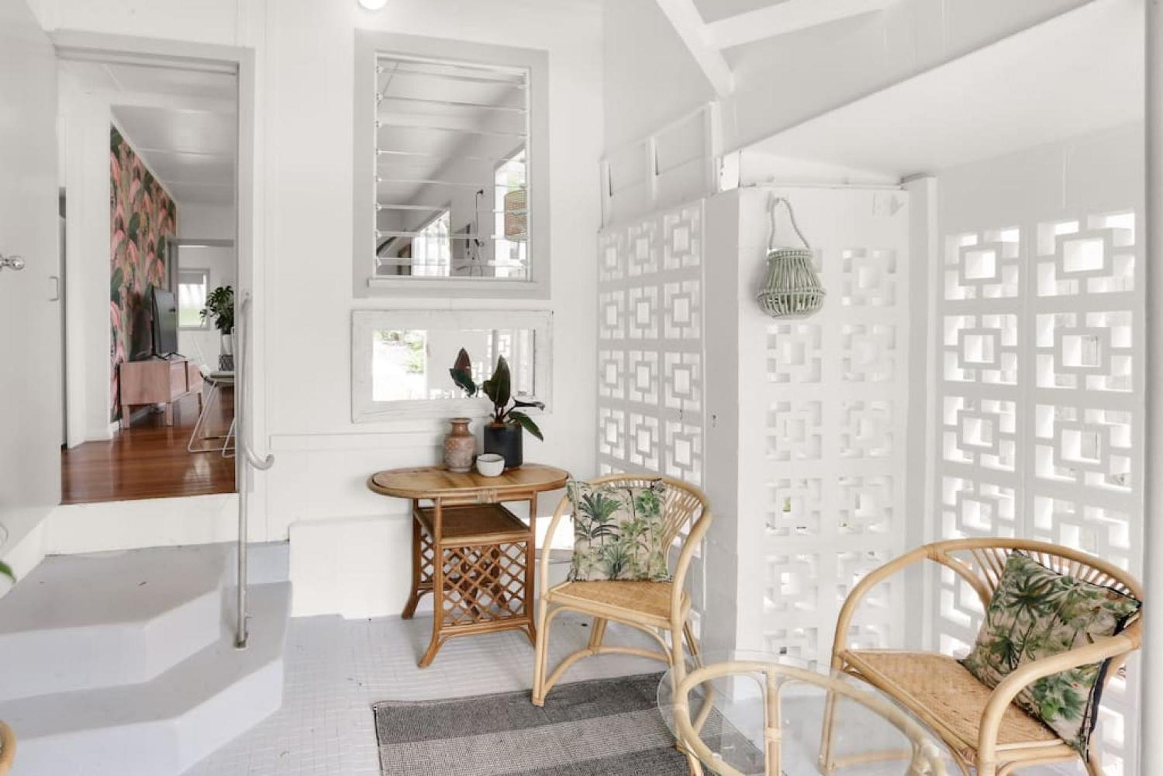 Tropicana Bungalow - Retro Getaway