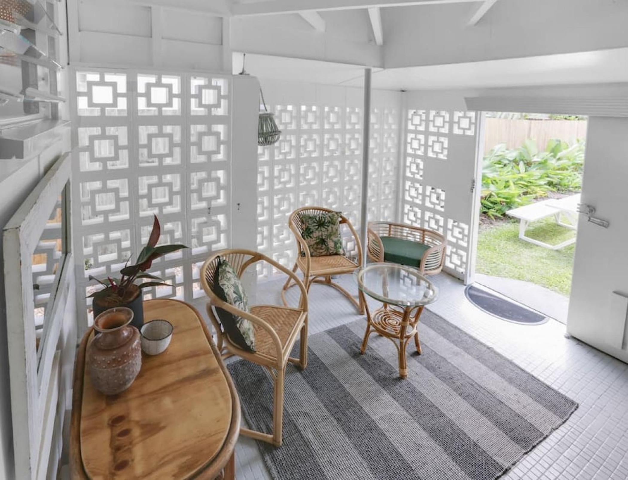 Tropicana Bungalow - Retro Getaway