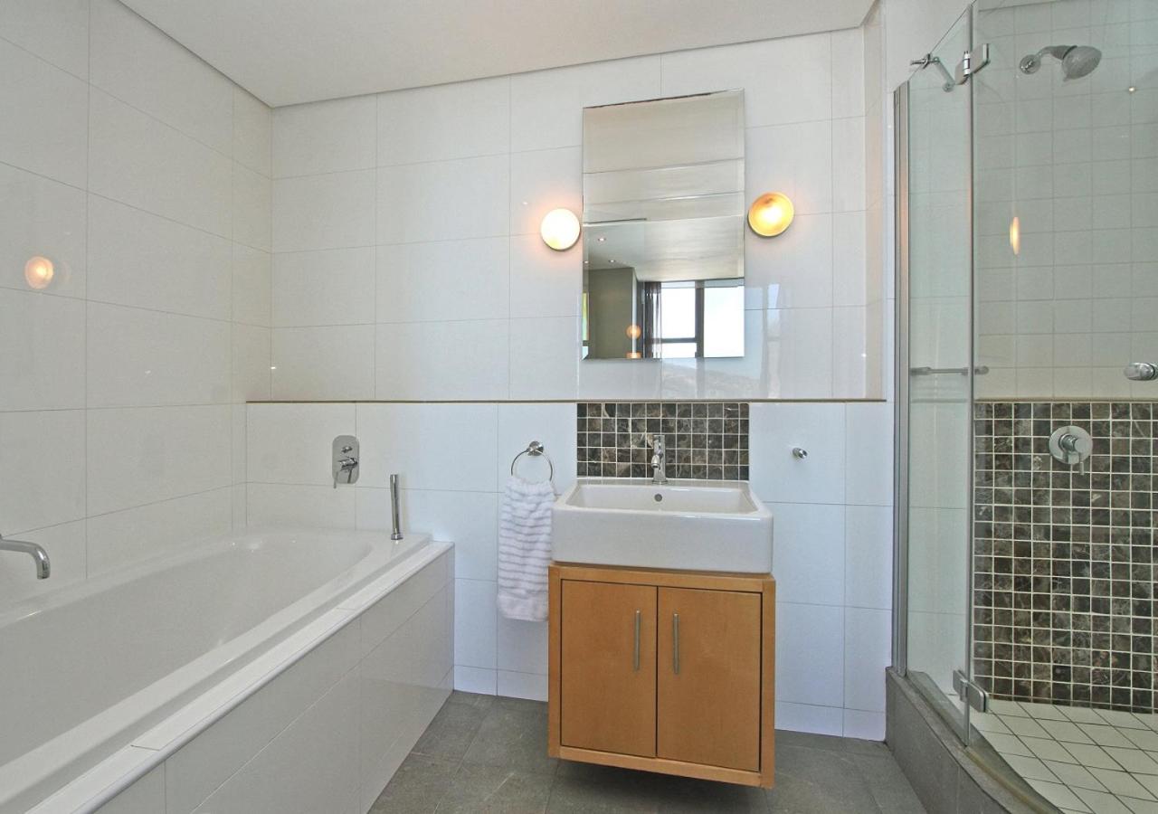 Spacious 3 Bedroom Family Apartment In Cape Town view 3