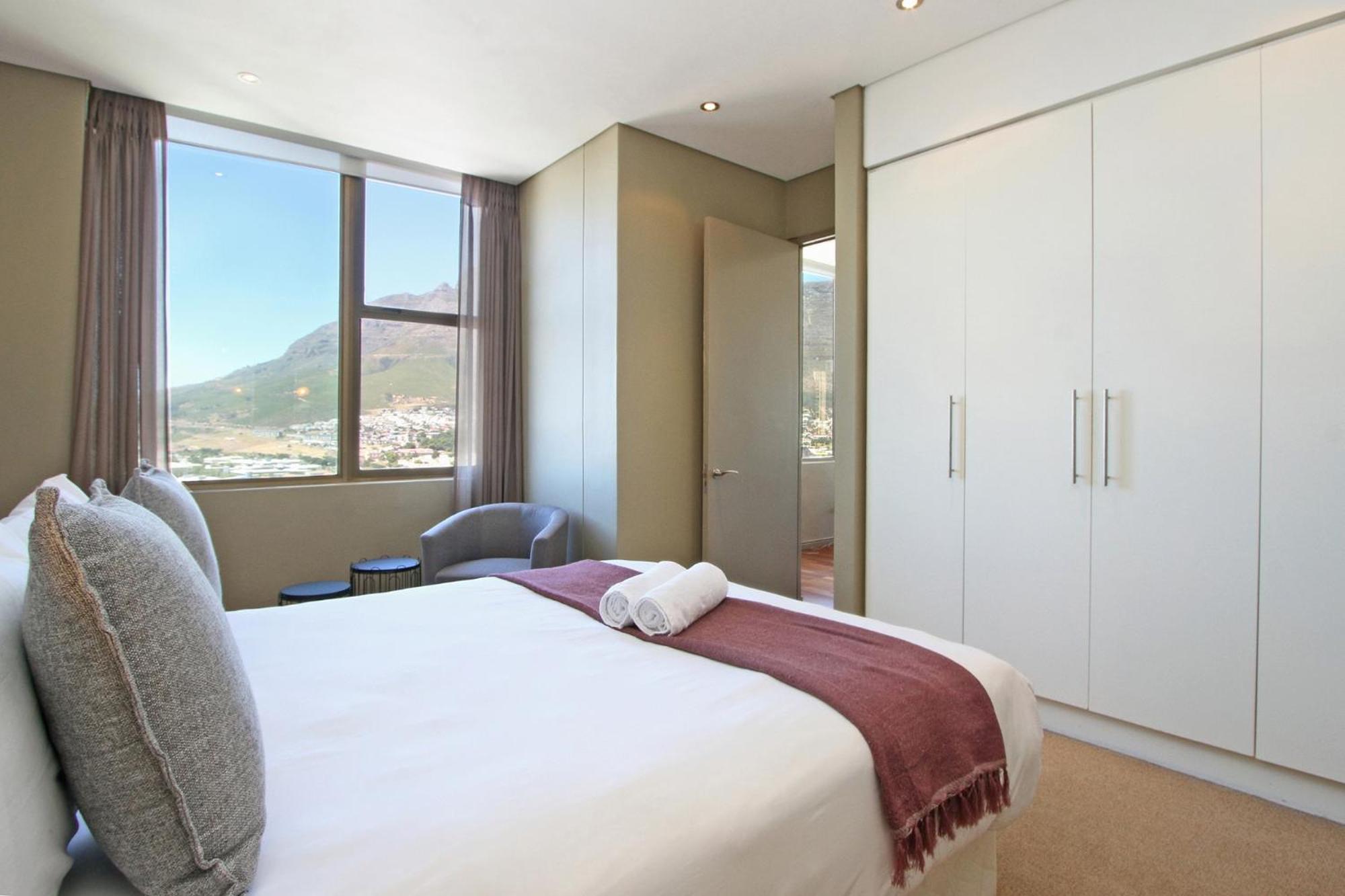 Spacious 3 Bedroom Family Apartment In Cape Town view 2