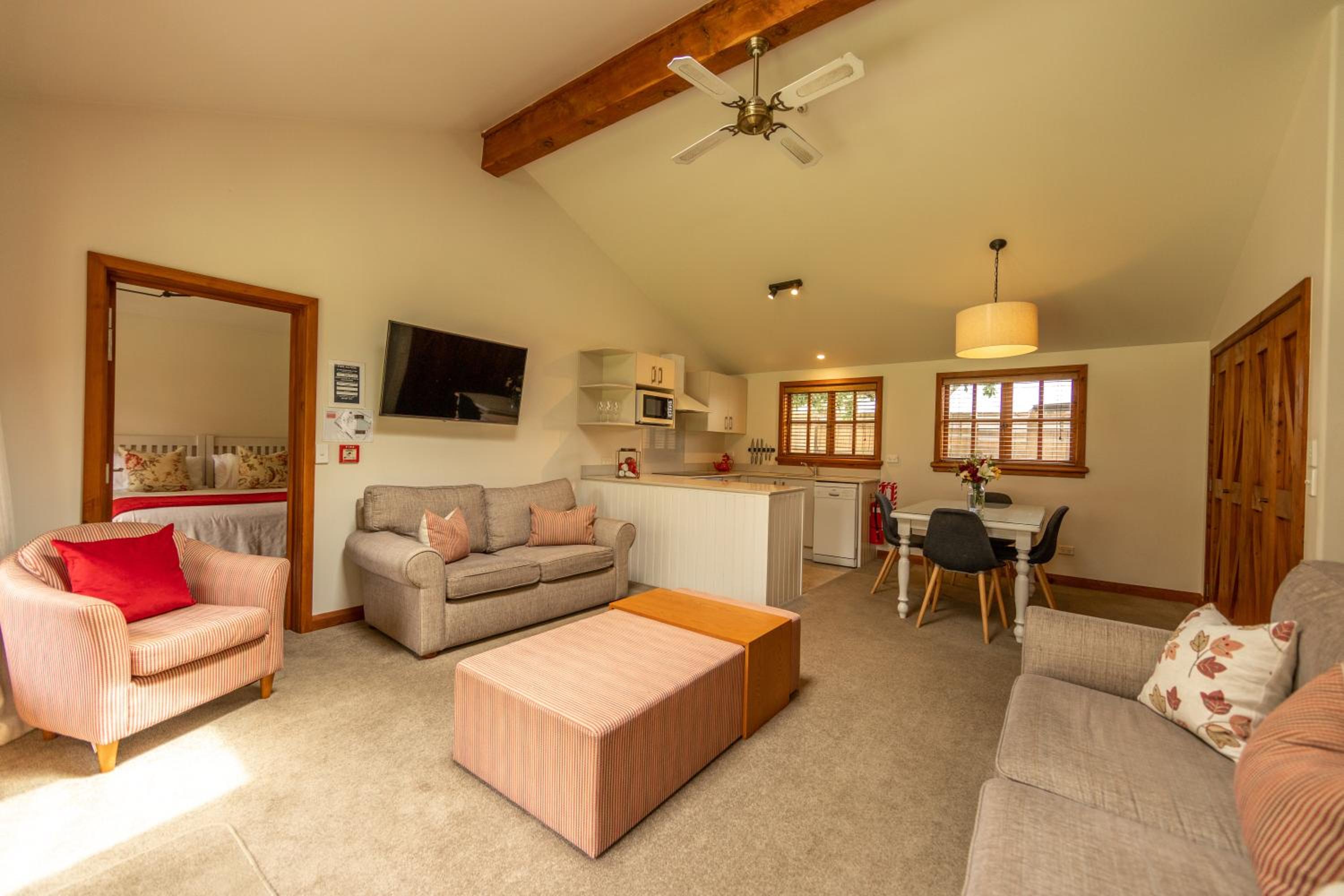 Wanaka Homestead Lodge & Cottages