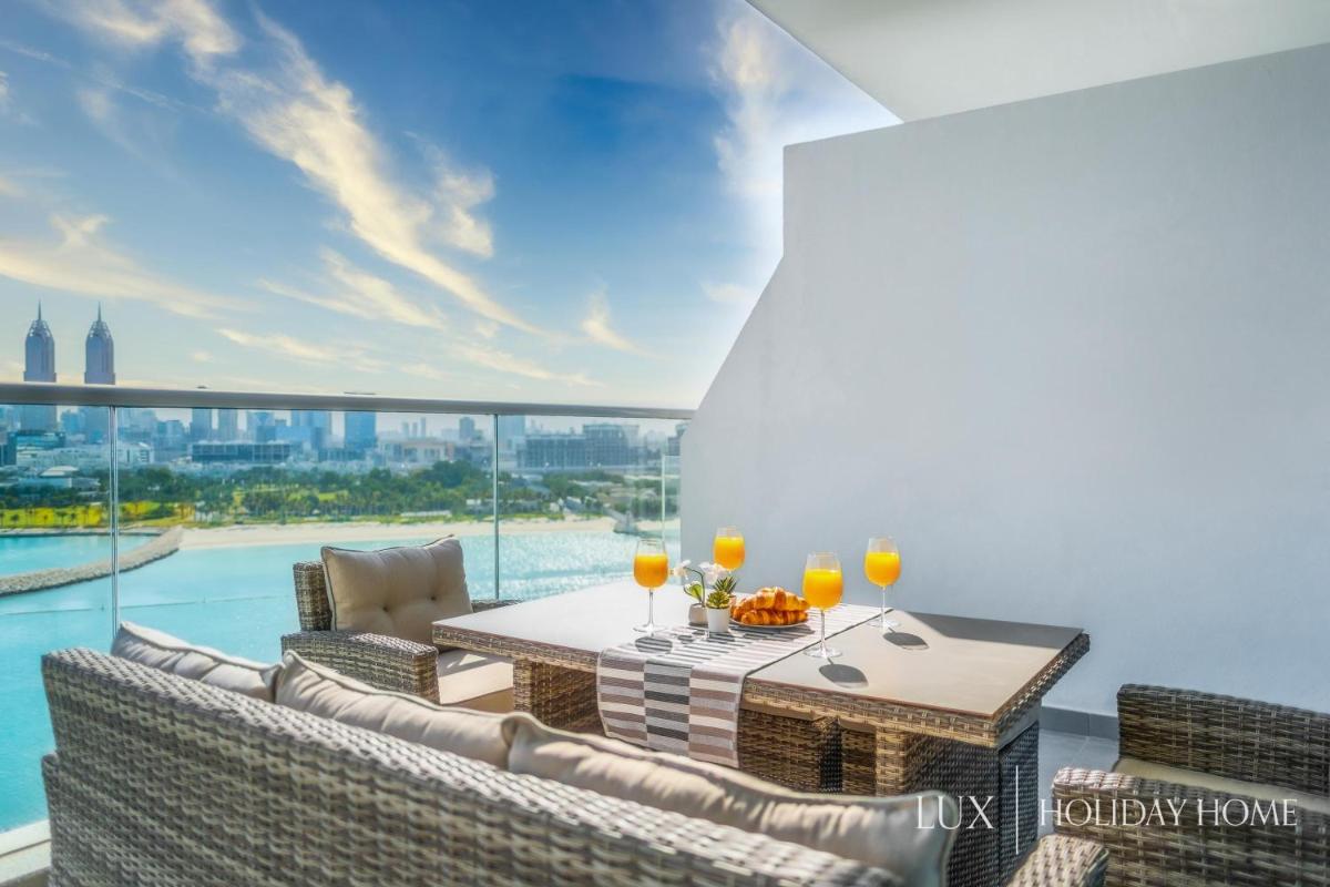 LUX - Opulent Island Suite Burj Khalifa View 2