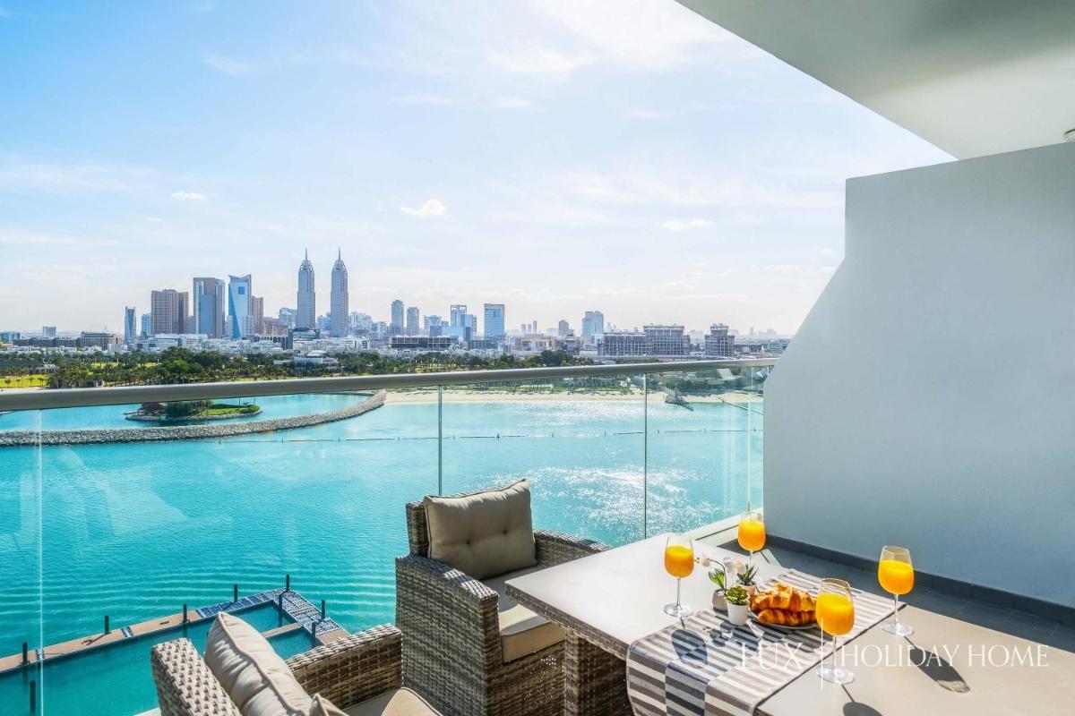 LUX - Opulent Island Suite Burj Khalifa View 2