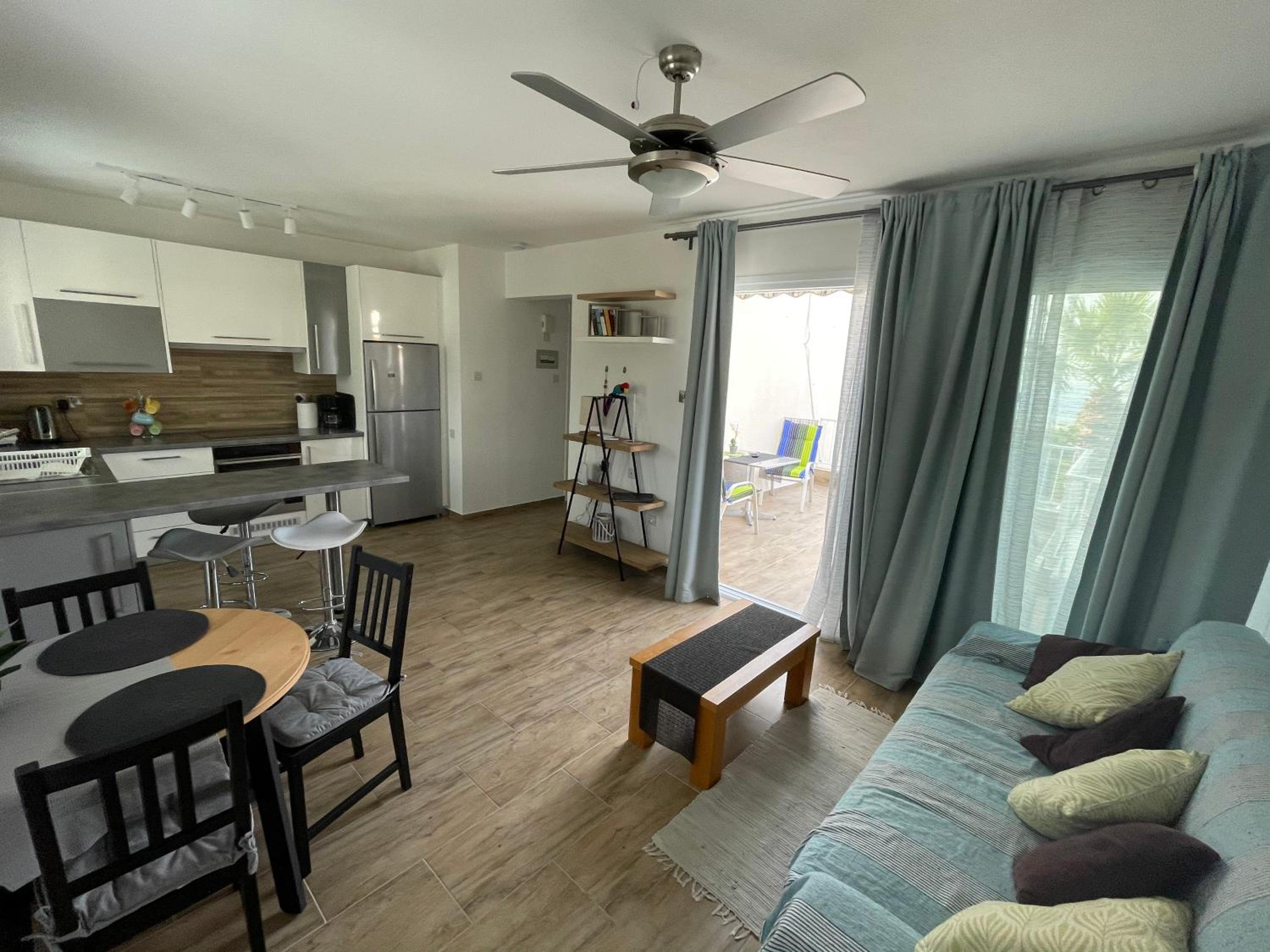 Coral Bay Modern Renovated apartment by the Sea