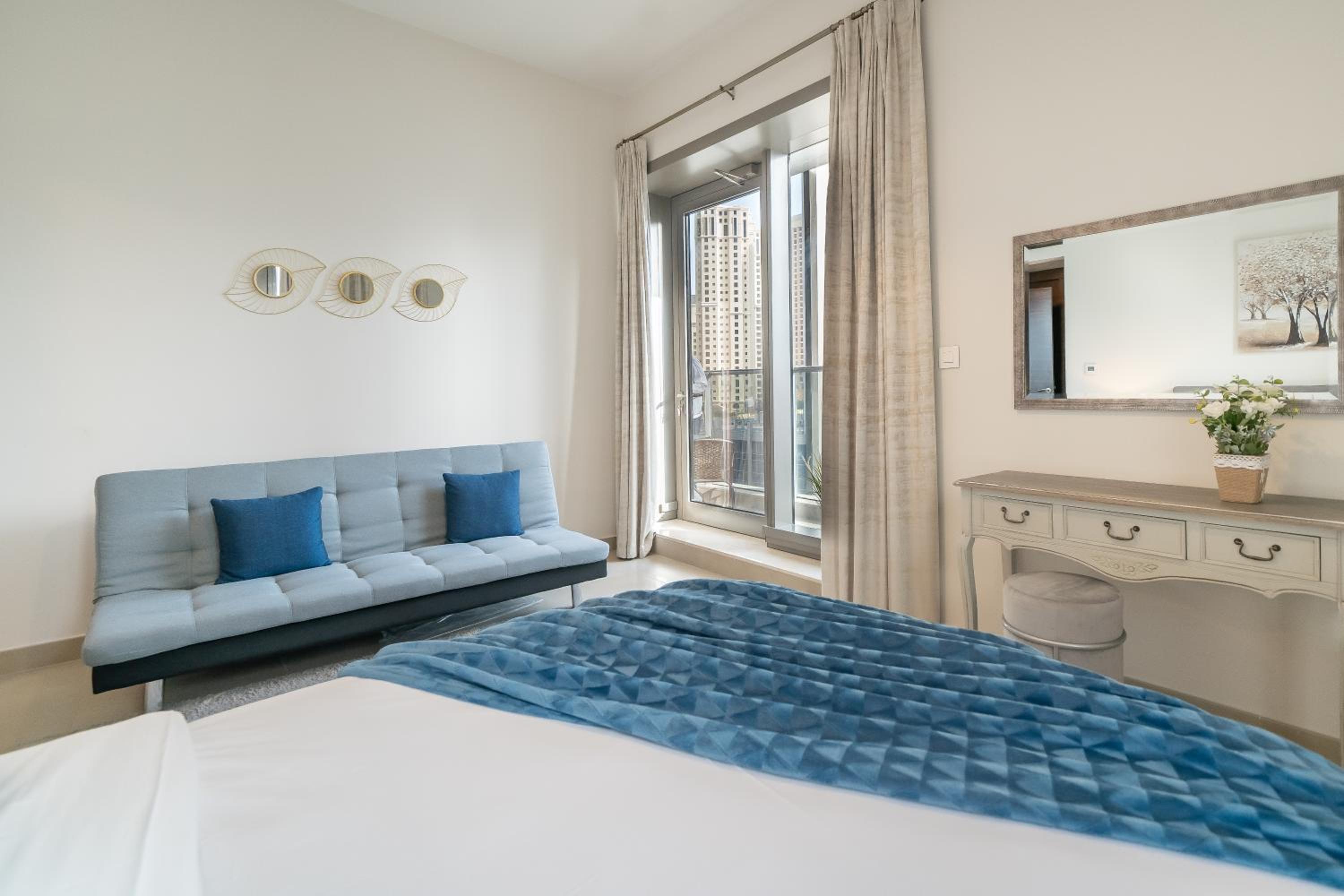 HiGuests - Spacious Apt for 5 With Spectacular Marina Views