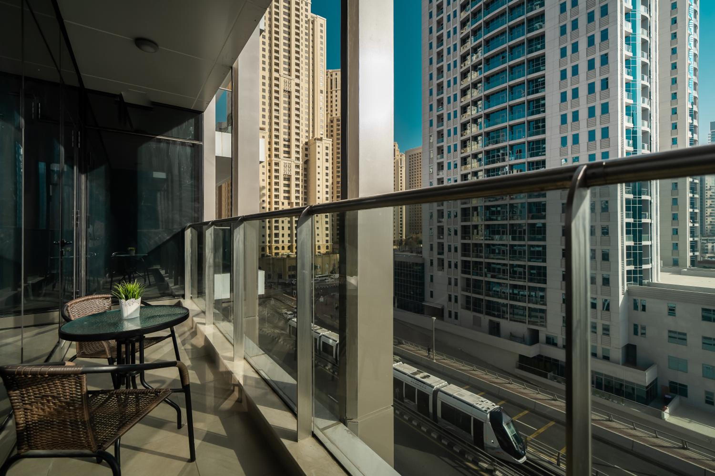 HiGuests - Spacious Apt for 5 With Spectacular Marina Views
