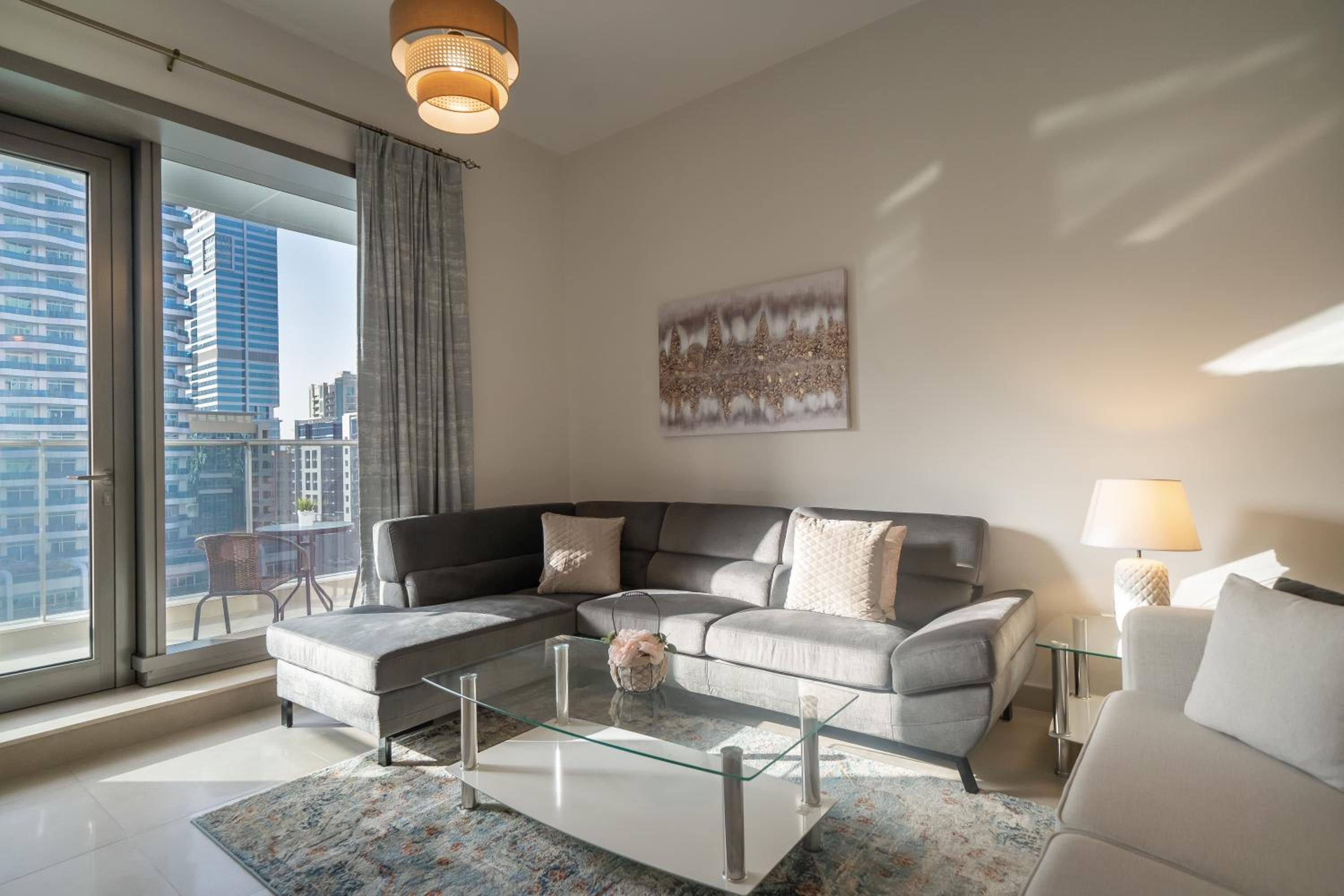 HiGuests - Spacious Apt for 5 With Spectacular Marina Views