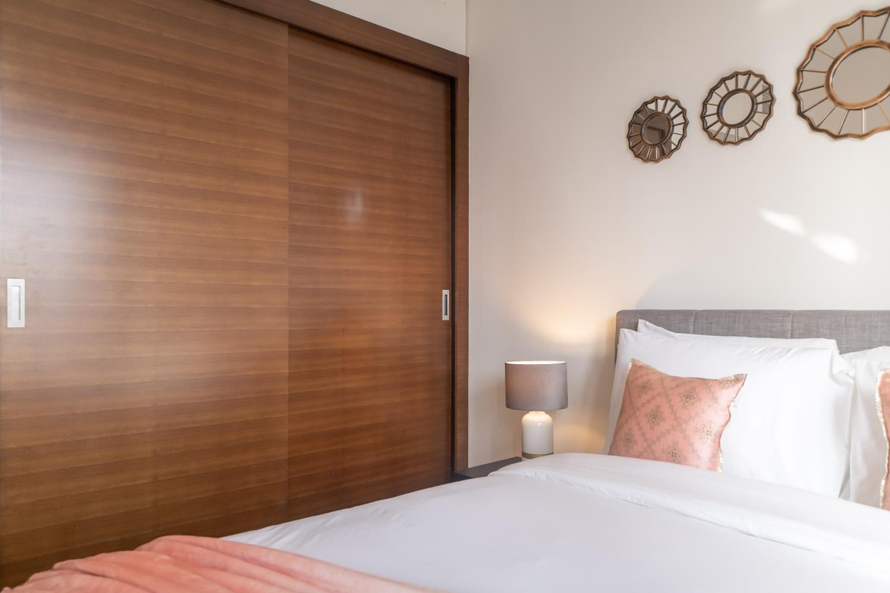 HiGuests - Spacious Apt for 5 With Spectacular Marina Views