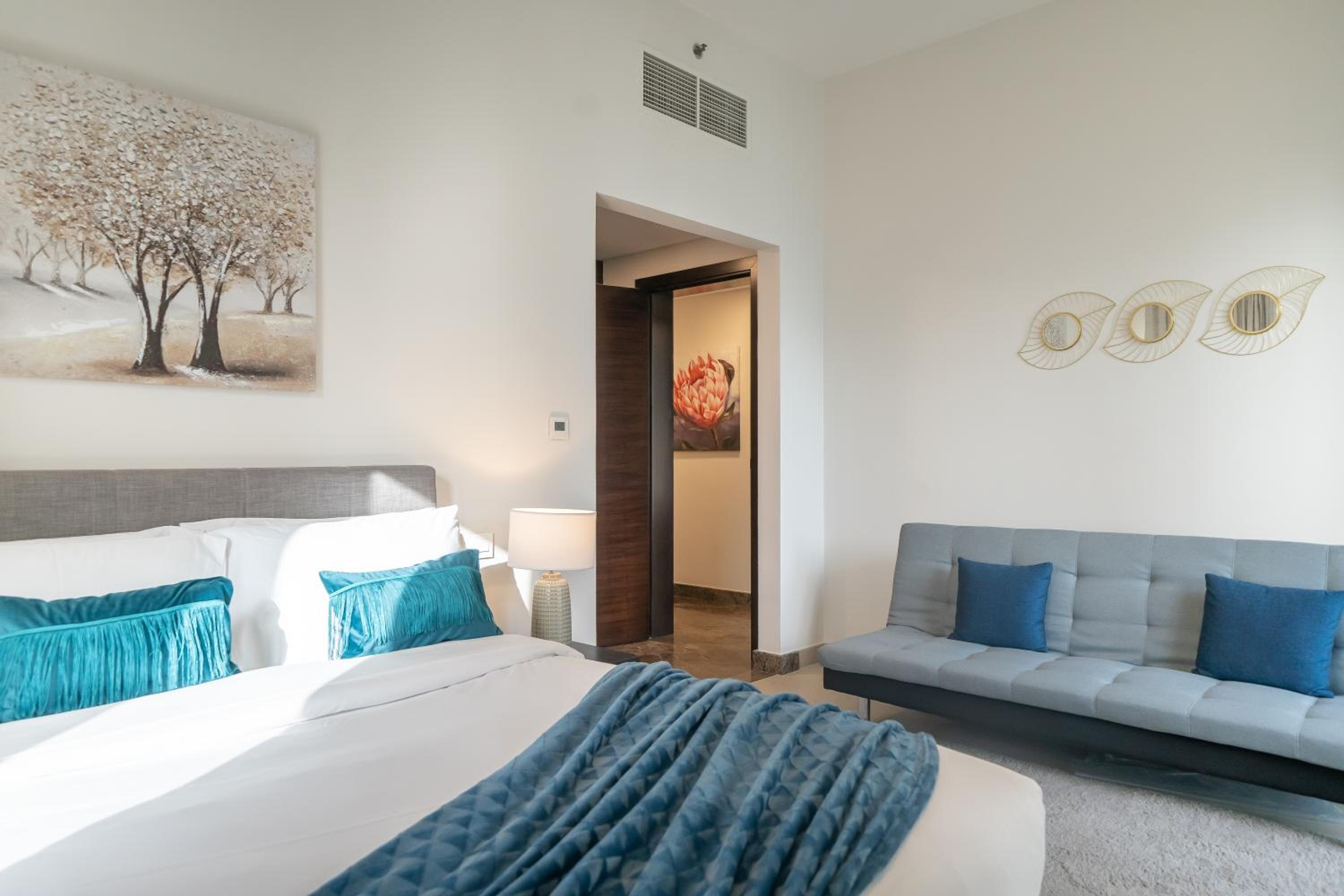 HiGuests - Spacious Apt for 5 With Spectacular Marina Views