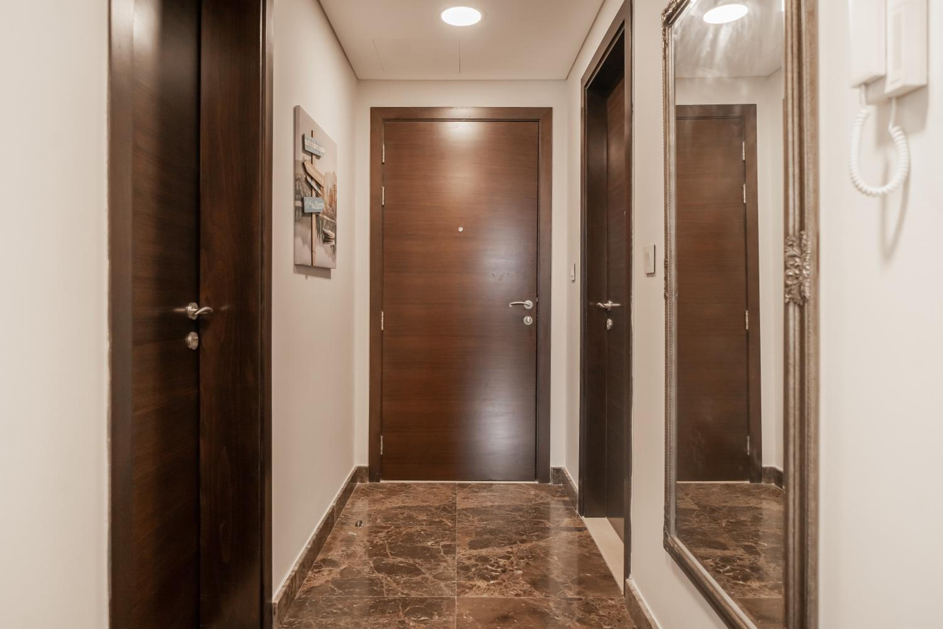 HiGuests - Spacious Apt for 5 With Spectacular Marina Views