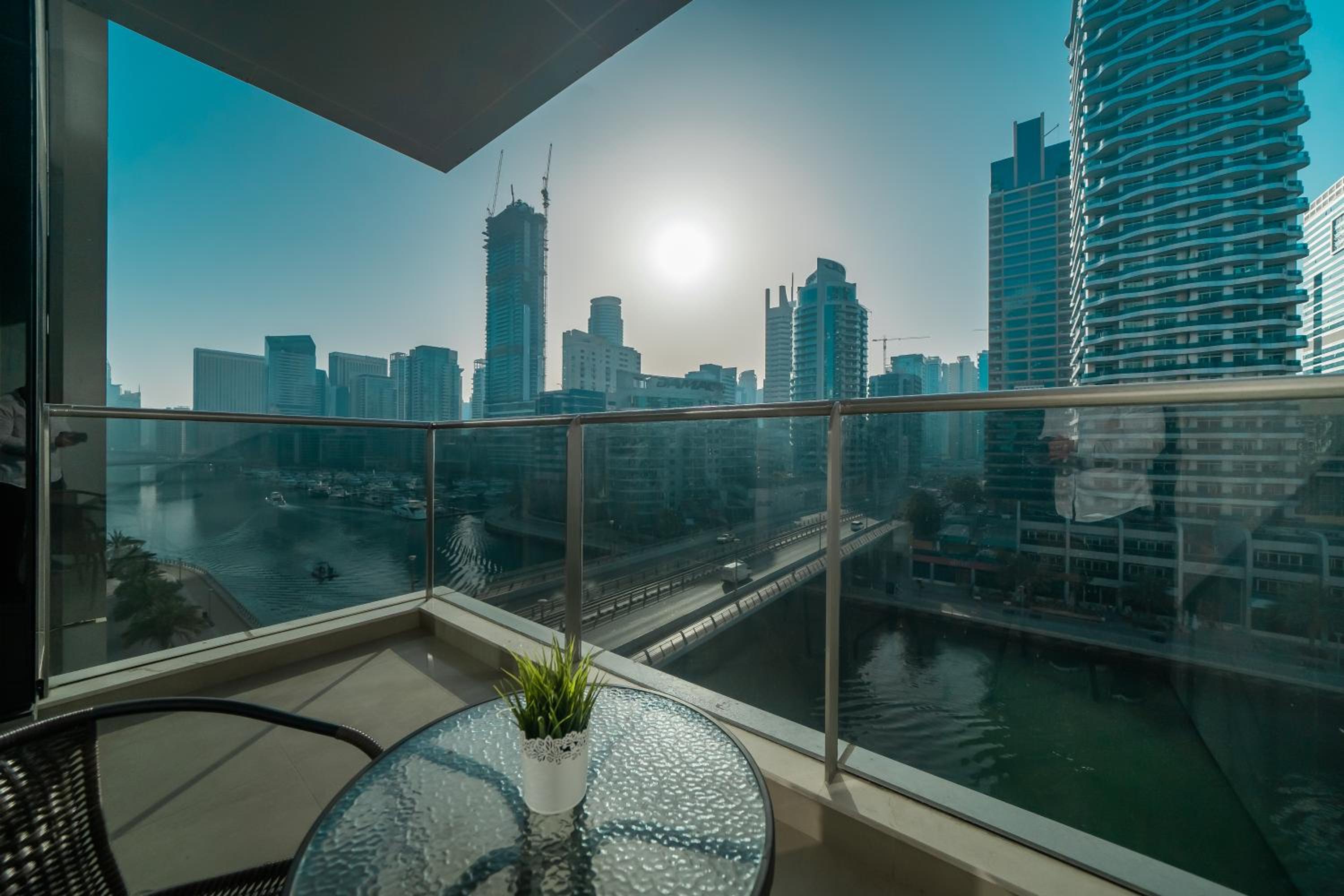 HiGuests - Spacious Apt for 5 With Spectacular Marina Views