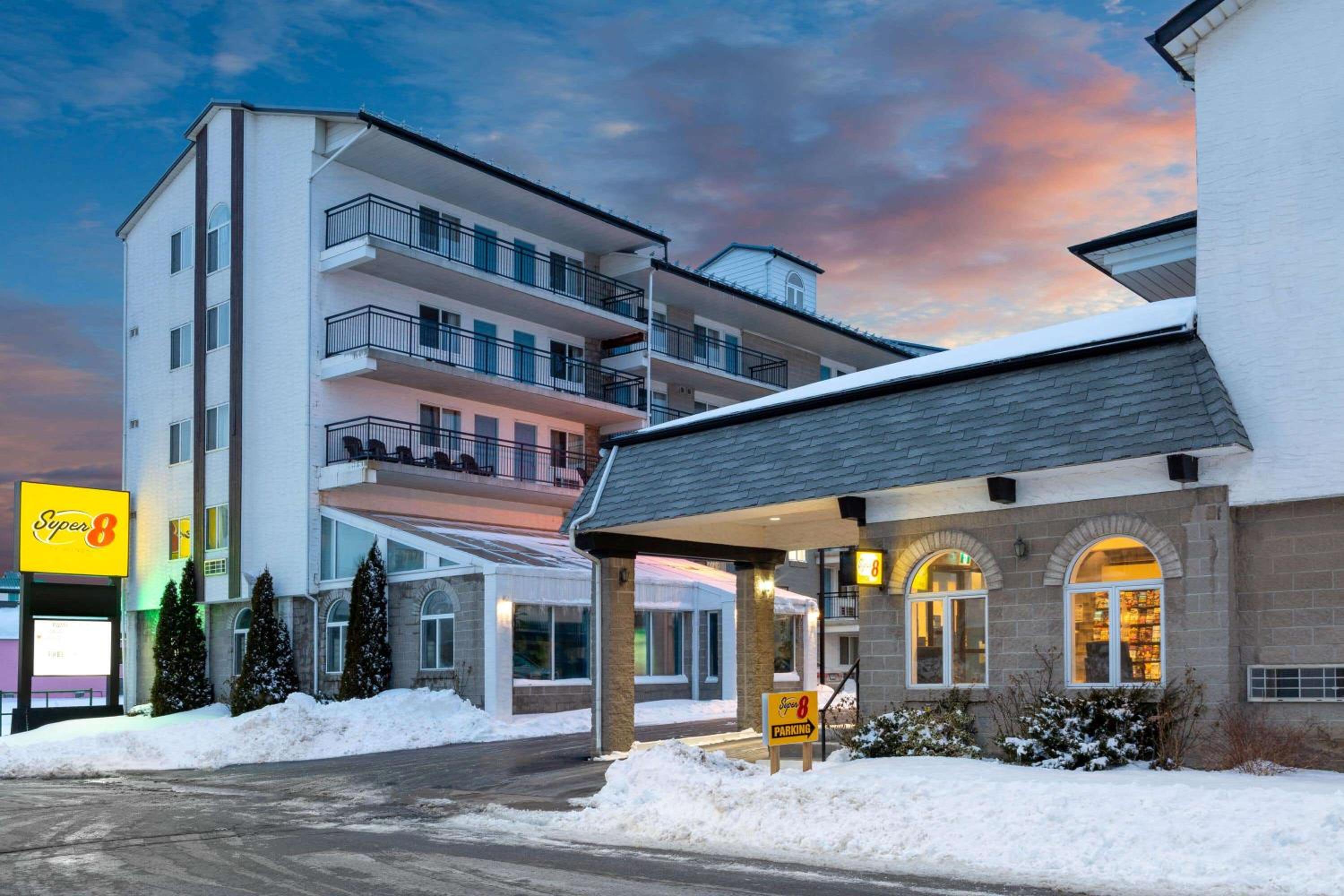 Super 8 by Wyndham Niagara Falls by the Falls-0