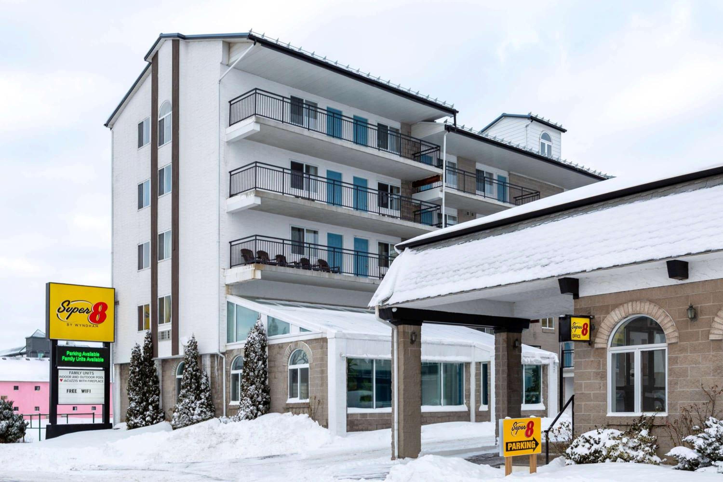 Super 8 by Wyndham Niagara Falls by the Falls-1