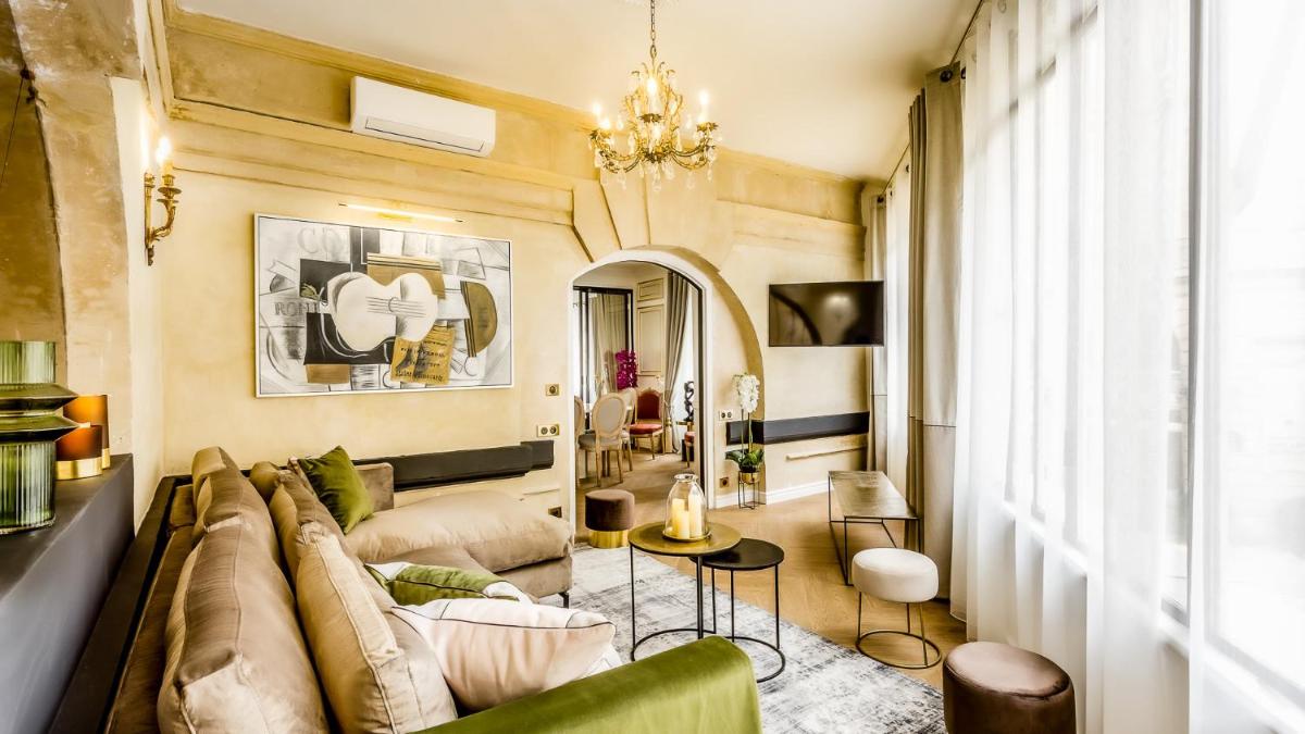 Luxury 6 Bedroom 5 bathroom Palace Apartment - Louvre View