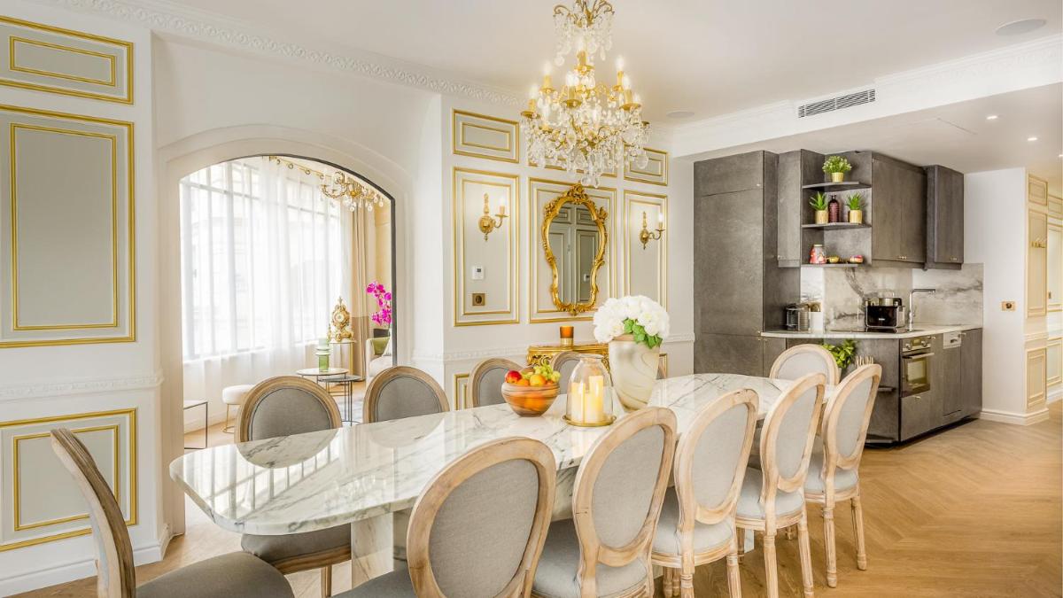 Luxury 6 Bedroom 5 bathroom Palace Apartment - Louvre View