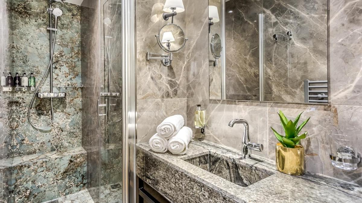 Luxury 6 Bedroom 5 bathroom Palace Apartment - Louvre View