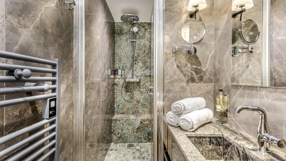 Luxury 6 Bedroom 5 bathroom Palace Apartment - Louvre View