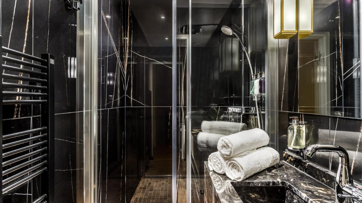 Luxury 6 Bedroom 5 bathroom Palace Apartment - Louvre View