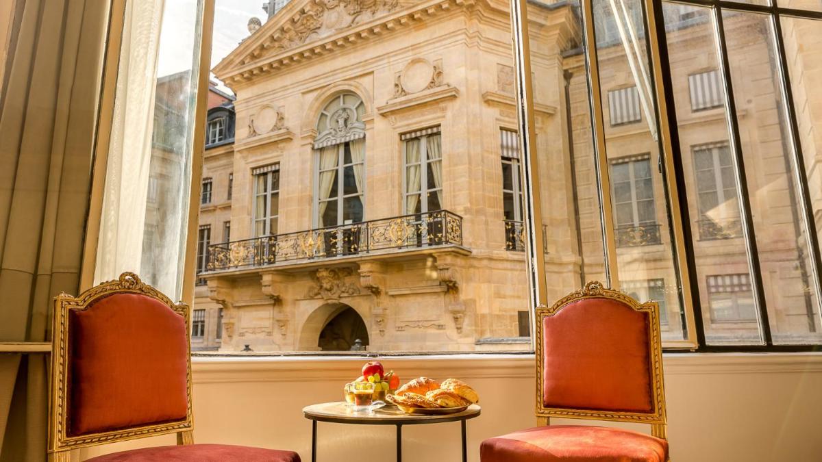 Luxury 6 Bedroom 5 bathroom Palace Apartment - Louvre View