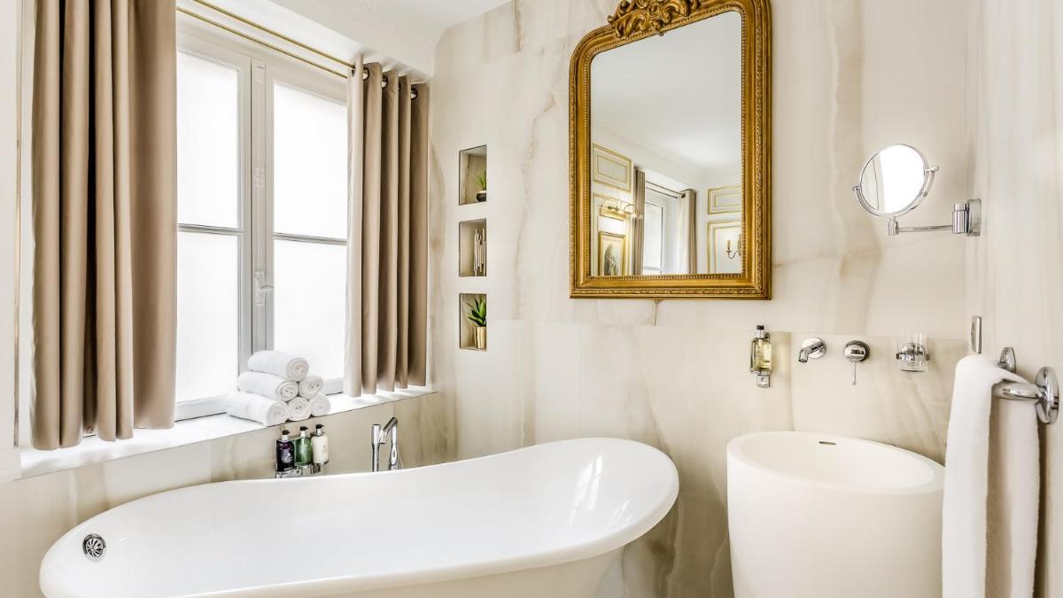 Luxury 6 Bedroom 5 bathroom Palace Apartment - Louvre View