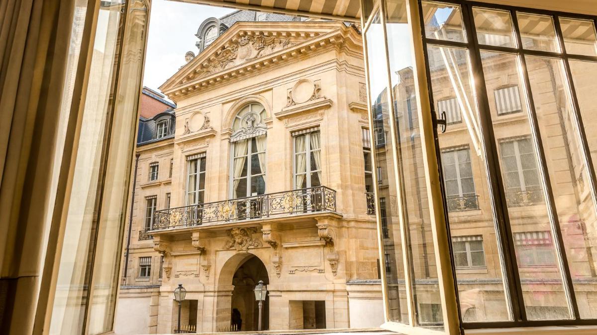 Luxury 6 Bedroom 5 bathroom Palace Apartment - Louvre View