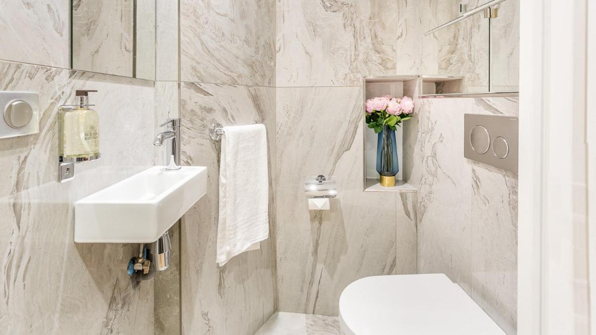Luxury 6 Bedroom 5 bathroom Palace Apartment - Louvre View