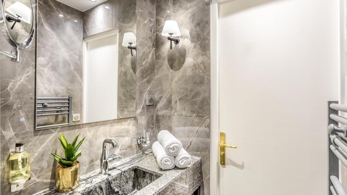 Luxury 6 Bedroom 5 bathroom Palace Apartment - Louvre View