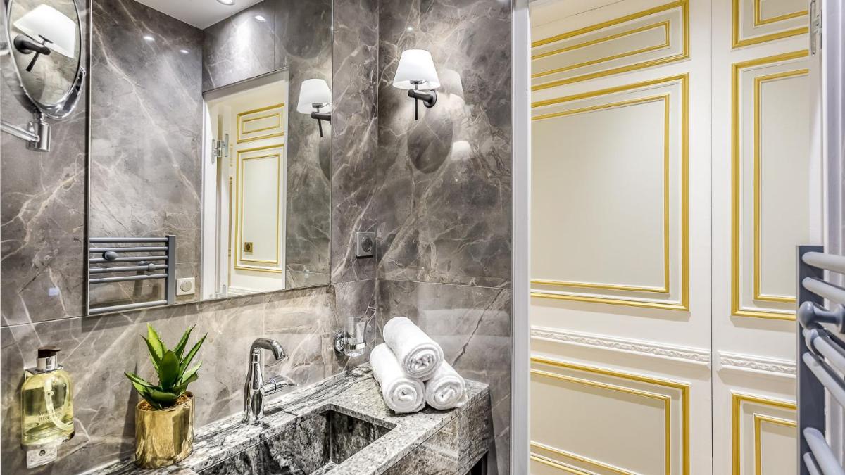 Luxury 6 Bedroom 5 bathroom Palace Apartment - Louvre View