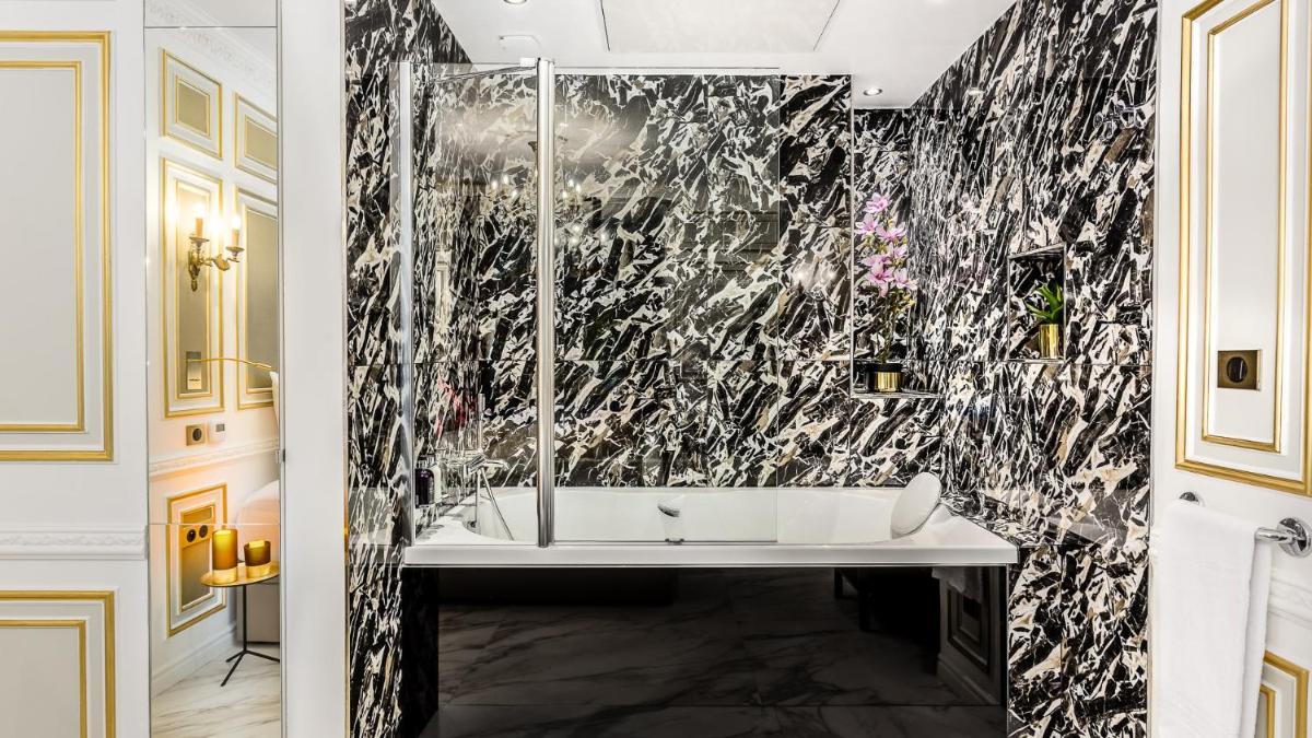 Luxury 6 Bedroom 5 bathroom Palace Apartment - Louvre View