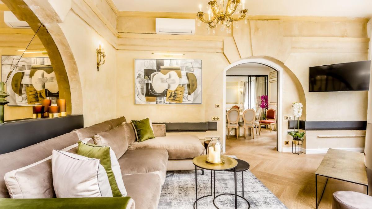 Luxury 6 Bedroom 5 bathroom Palace Apartment - Louvre View