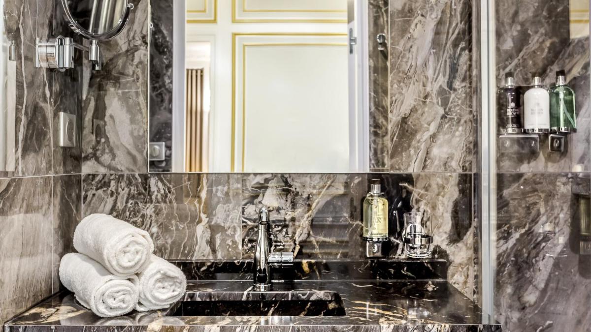 Luxury 6 Bedroom 5 bathroom Palace Apartment - Louvre View