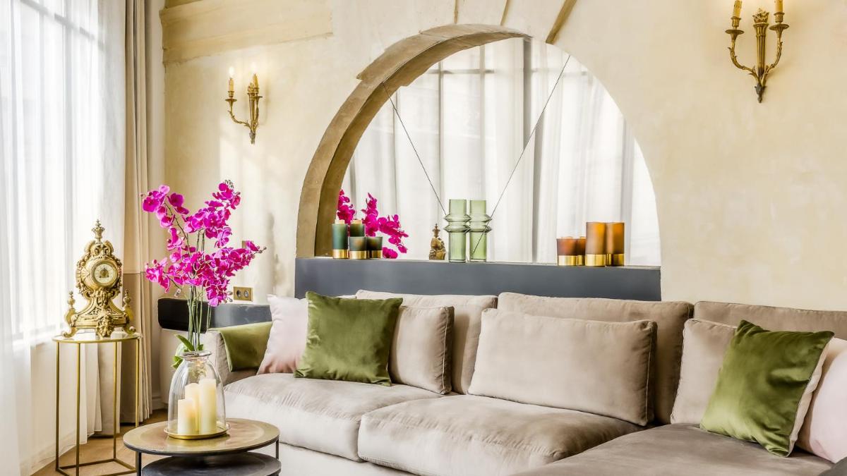 Luxury 6 Bedroom 5 bathroom Palace Apartment - Louvre View