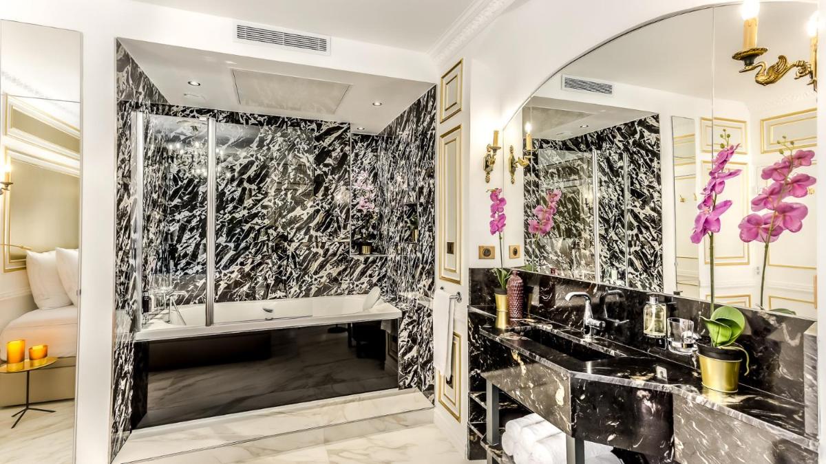 Luxury 6 Bedroom 5 bathroom Palace Apartment - Louvre View