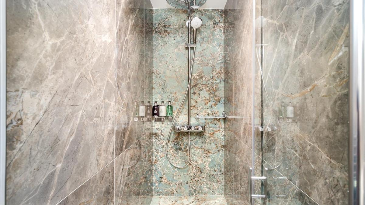 Luxury 6 Bedroom 5 bathroom Palace Apartment - Louvre View