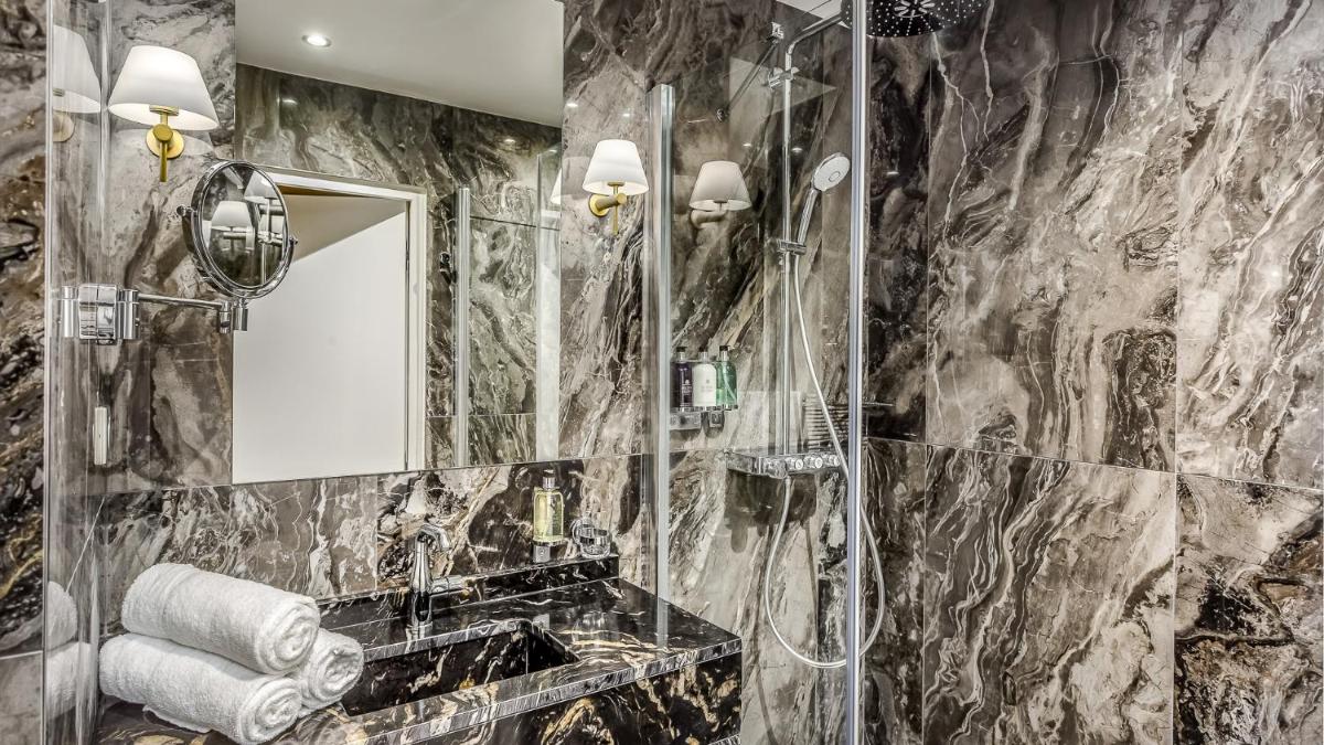 Luxury 6 Bedroom 5 bathroom Palace Apartment - Louvre View