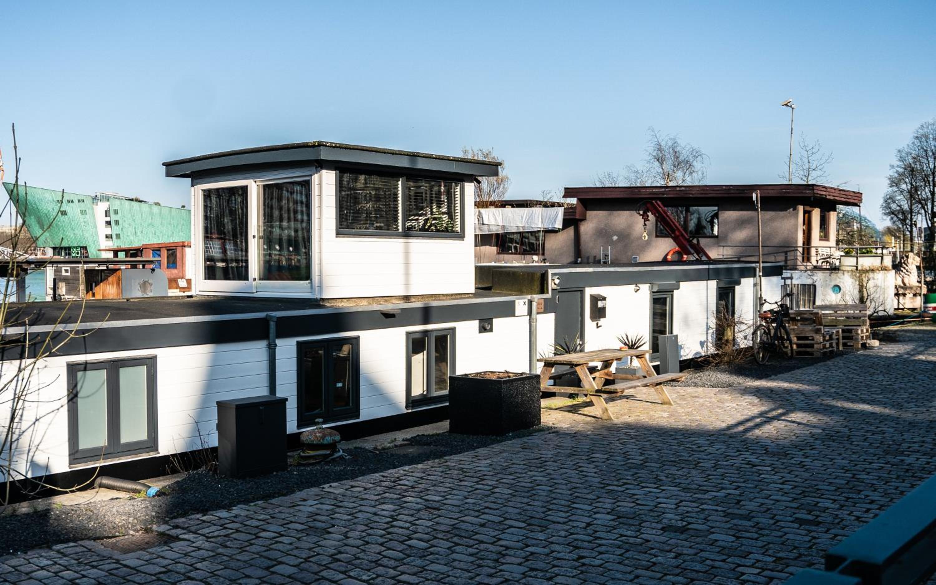 Houseboat-Amsterdam