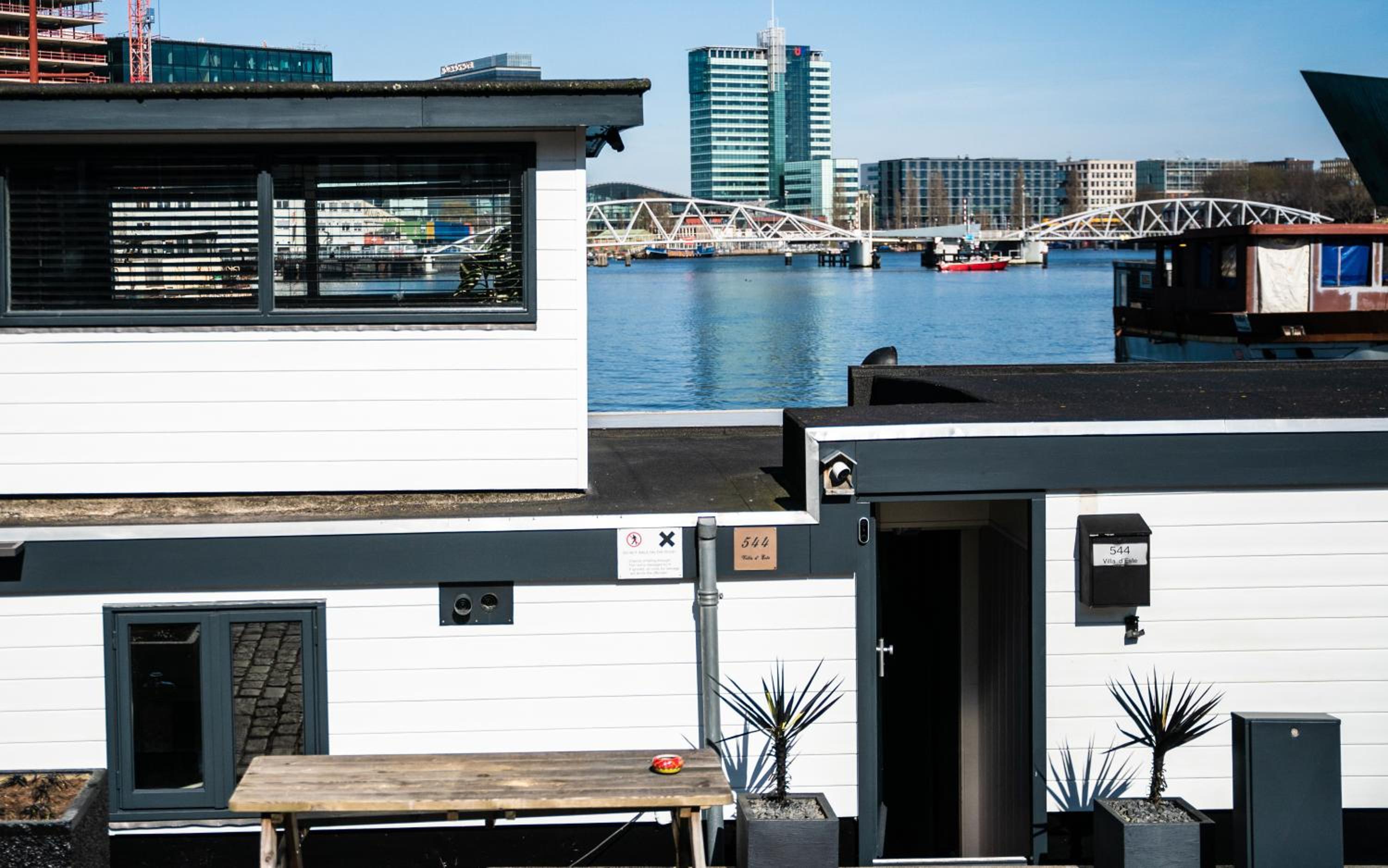 Houseboat-Amsterdam