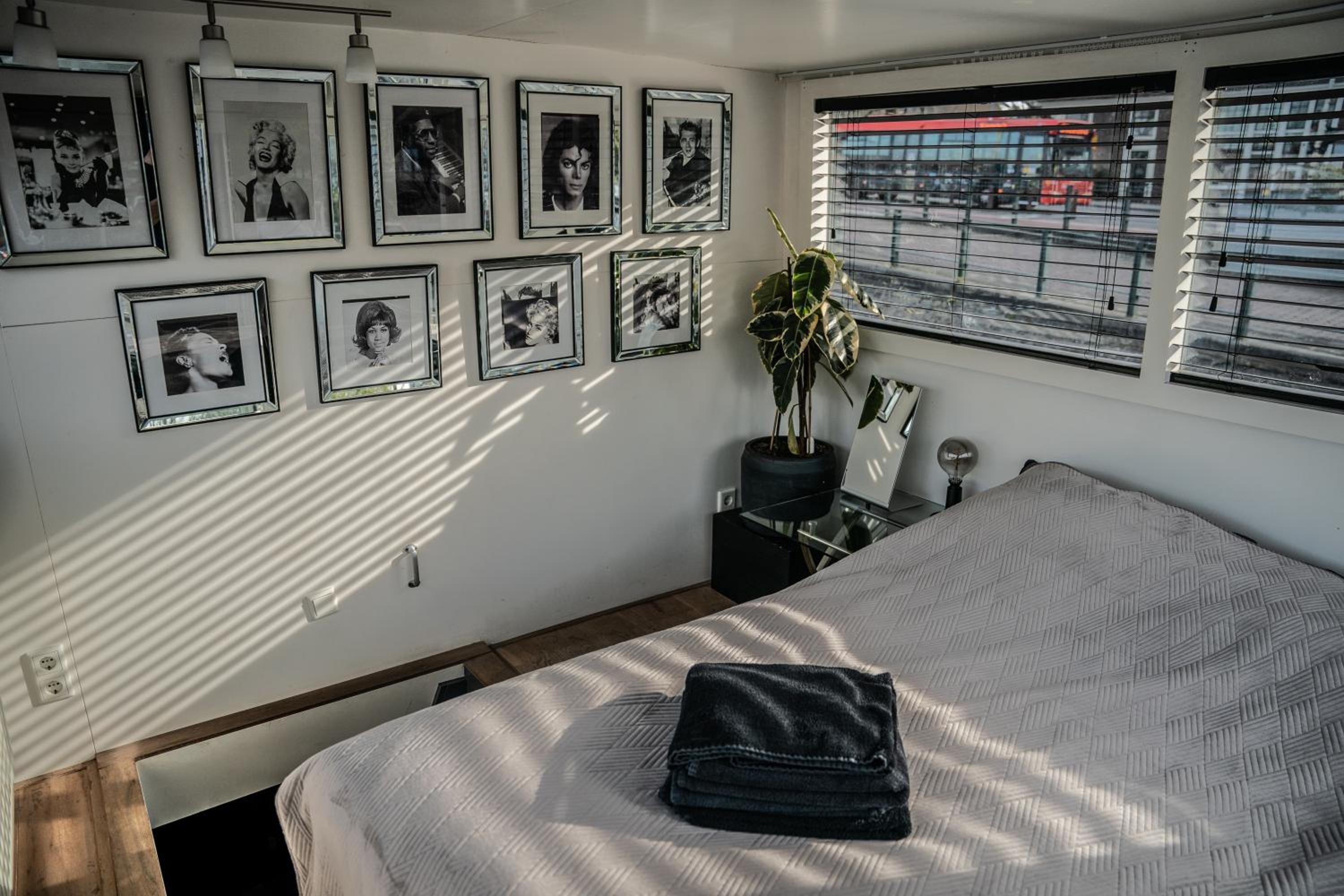 Houseboat-Amsterdam