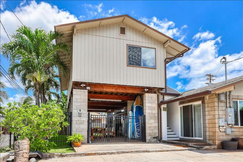 Puaehukai Beach House next to white sandy beach view 3