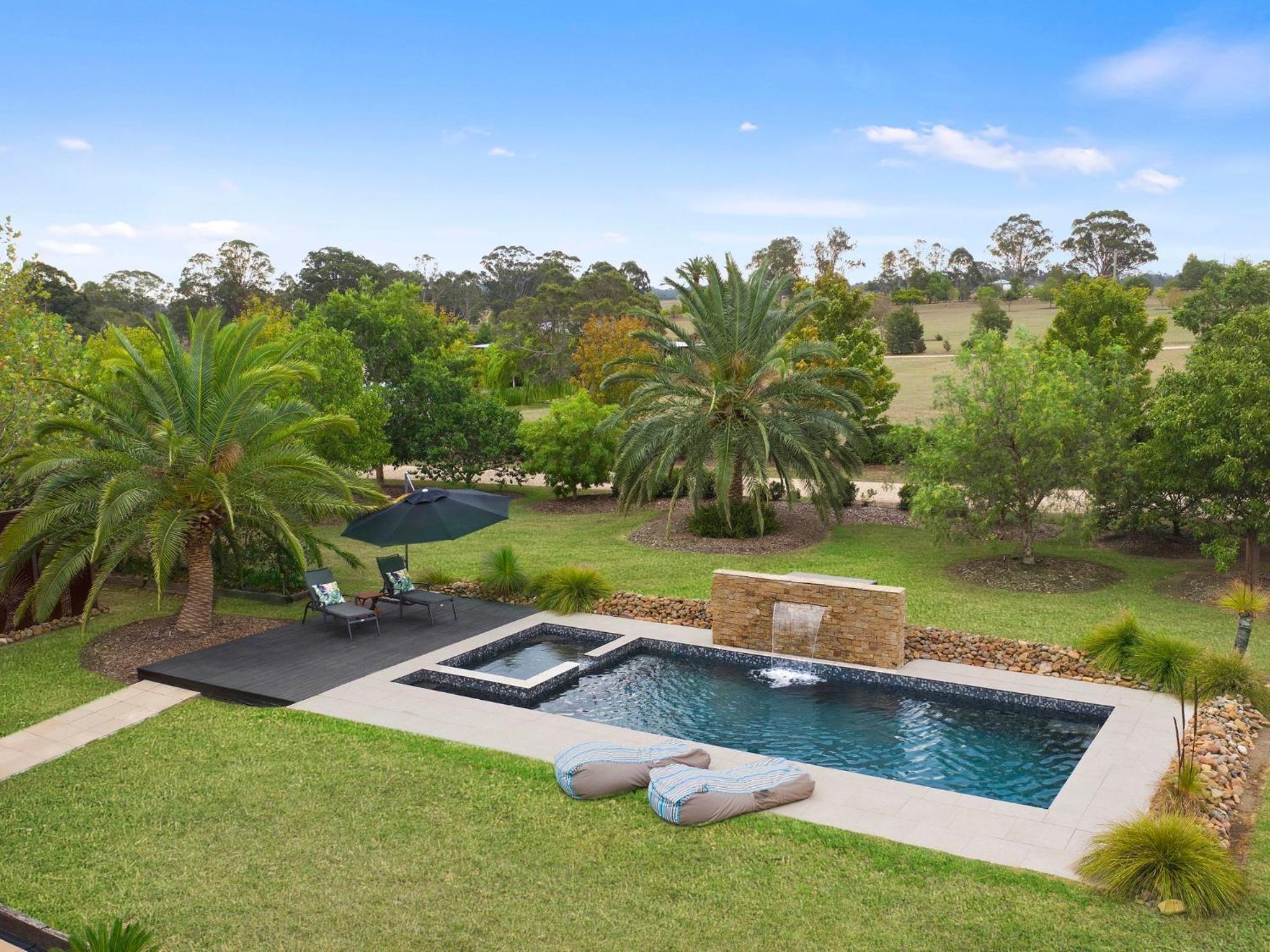 Lilies on Lovedale Estate - Heated Pool and Spa