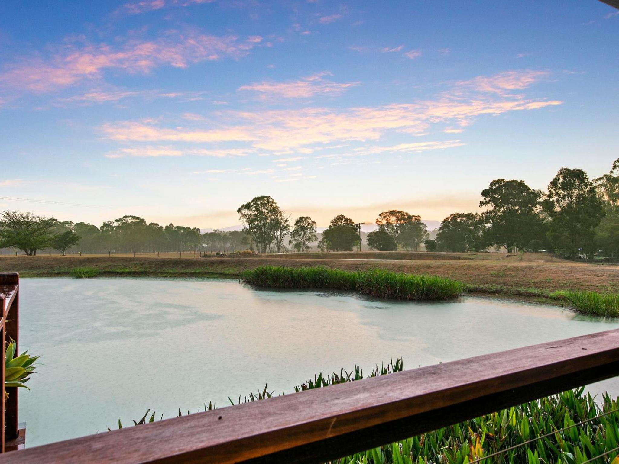 Lilies on Lovedale Estate - Heated Pool and Spa