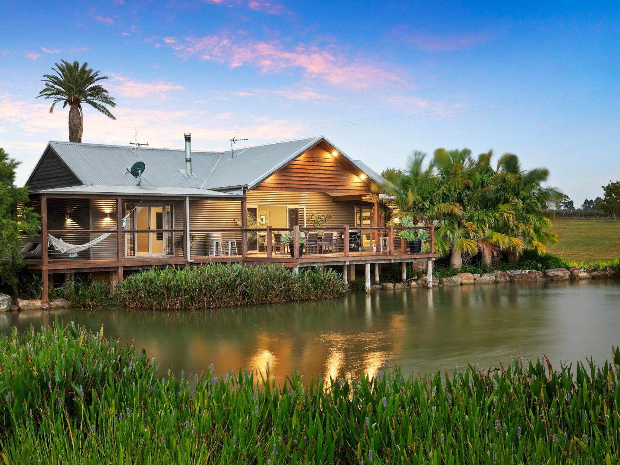 Lilies on Lovedale Estate - Heated Pool and Spa