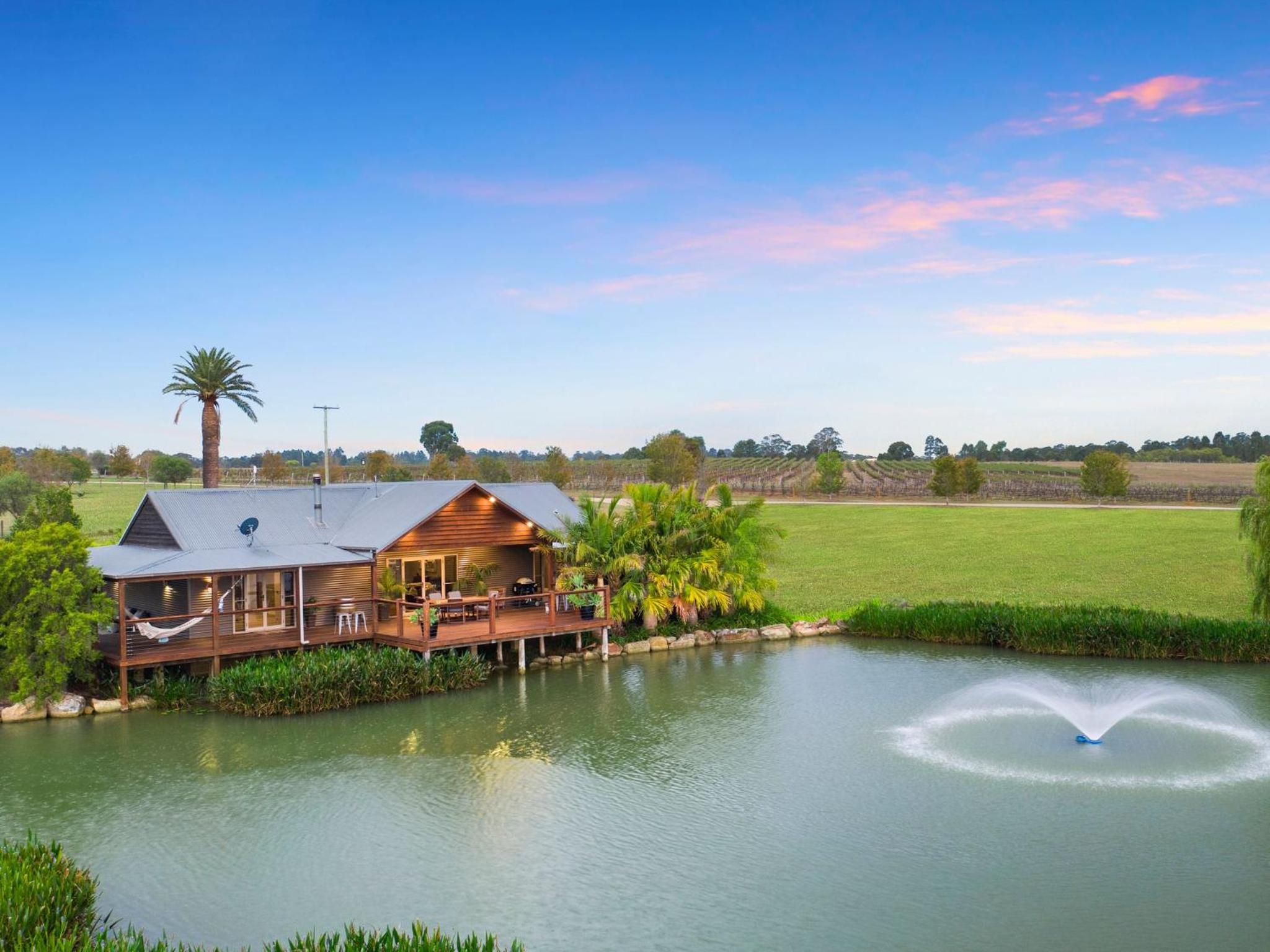 Lilies on Lovedale Estate - Heated Pool and Spa