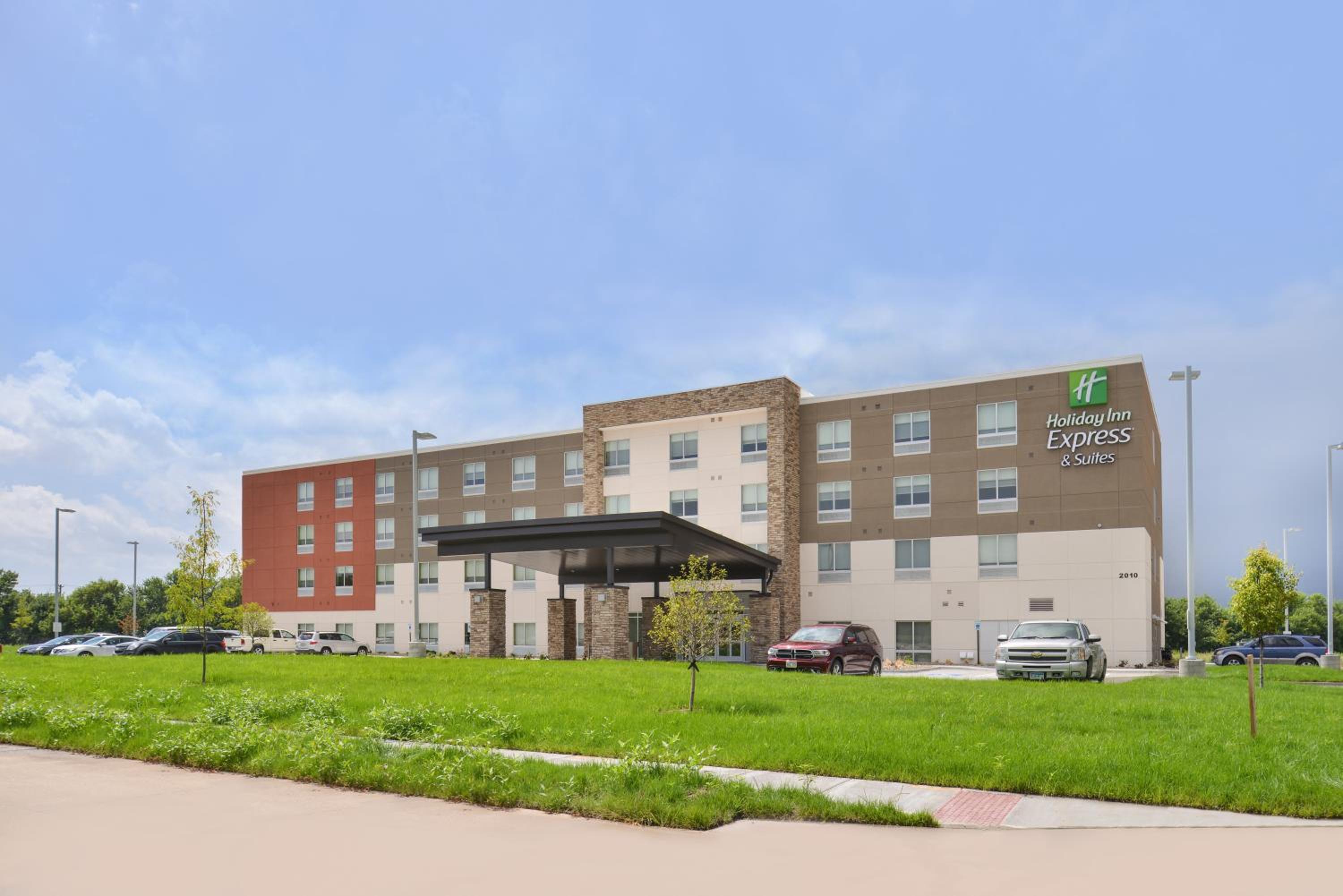 Hotel Holiday Inn Express & Suites Omaha Airport, an IHG Hotel - Image 1